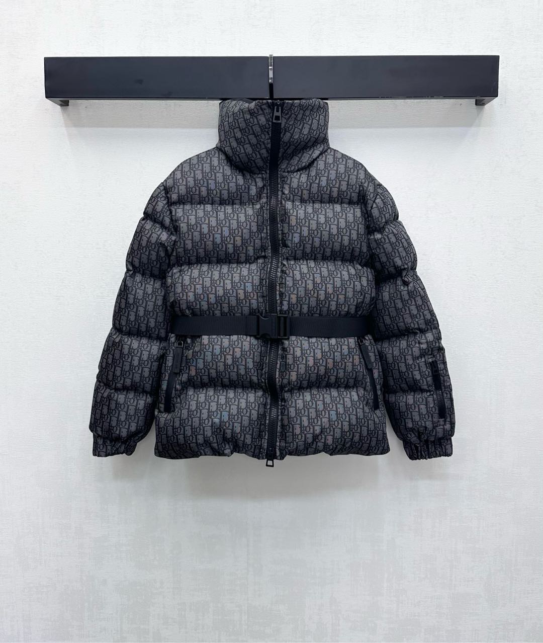 NO:562325,Comes with dust bag Dio*2025 new arrival. Stand-up collar jacquard belt down jacket customized with YB imported jacquard material. Down cotton filling inside. The whole piece is light and warm. The entire body is covered with iconic letter jacquard elements to highlight the brand tone. The waist elastic snap button adjustment is combined with the side embroidery CD bee logo embellishment and the back horizontal bar letters to add layering to the look. Surface accessories development. Stand-up collar lapel down jacket tailoring. Warm and does not look bloated.  The first choice for layering in autumn and winter: high version 2 colors, dior, jackets & coats, down jacket, alexander wang19860909配防尘袋Dio*2025新品上架立领提花腰带羽绒外套定制YB进口提花材质 内里羽绒棉填充 整件轻盈保暖 通体满铺标志性字母提花元素 彰显品牌调性 腰间弹力按扣调节配合侧边刺绣CD蜜蜂徽标点缀与后背横杠字母呼应 增添造型层次感 面辅料开发 立领翻领羽绒外套剪裁 暖和不显臃肿 秋冬叠穿首选 高版本2色,,dior,jackets & coats,down jacket,alexander wang,Women's clothing