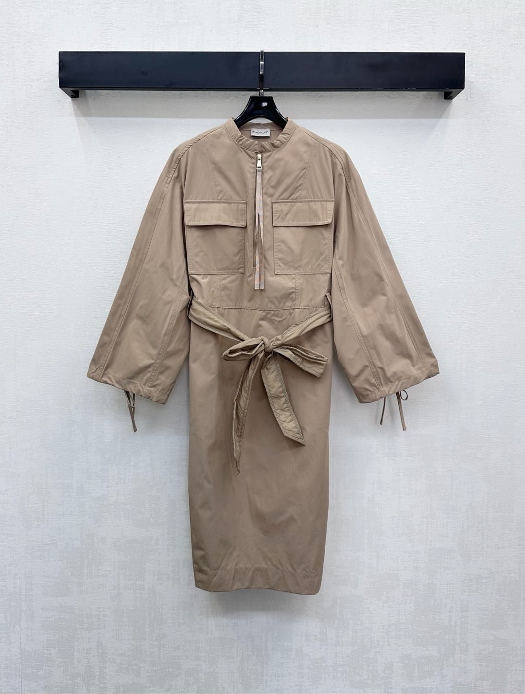 NO:563264,Moncle*2025 new arrivals stand-up collar dress with belt, customized YB imported windbreaker material. Stiff, comfortable and stylish. Dropped shoulder design with half placket engraved zipper adjustment to highlight the brand's tone. Symmetrical flap pockets and drawstring design on cuffs on the chest add layering to the look. Create a relaxed and casual style. Development of surface accessories. Small stand-up collar dress cut. A must-have item that is both fashionable and practical. Daily commuting wear with temperament and British elegance.  High version 2 colors,skirts,alexander wang19860909Moncle*2025新品上架立领腰带连衣裙定制YB进口风衣材质 挺括舒适有型 落肩版型设计配合半开襟刻印拉链调节处理 彰显品牌调性 胸前对称翻盖口袋袖口抽绳设计 增添造型层次感 打造松弛和休闲风格 面辅料开发 小立领连衣裙剪裁 时尚与实用兼备的必备单品 日常通勤穿搭气质魅力英伦优雅 高版本2色,,skirts,alexander wang,Women's clothing