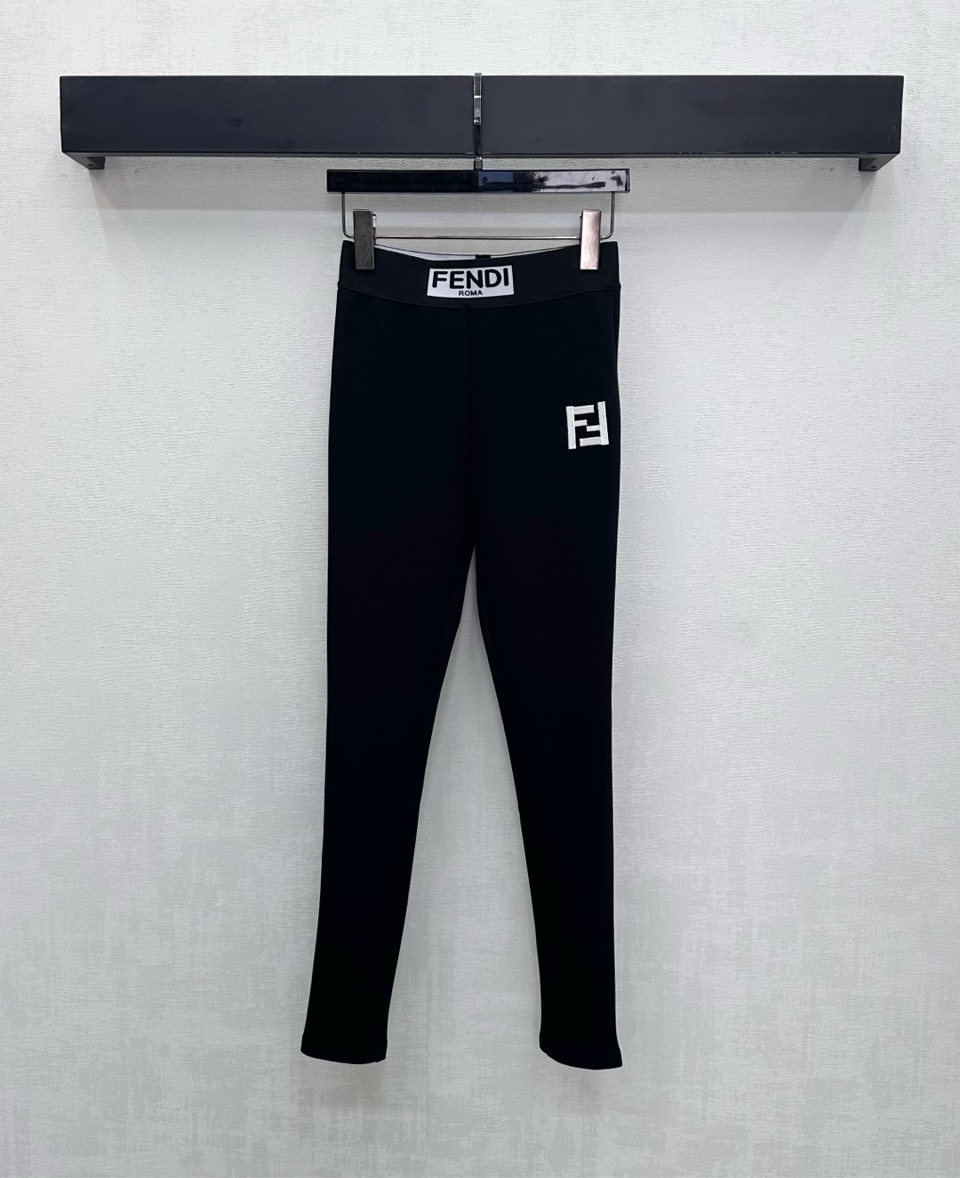 NO:563249,Fend*2025 new products are on the shelves. High-elastic leggings with webbing. Customized YB imported high-elastic cotton material. Comfortable and easy to wear. Adjustable webbing at the waist, decorated with iconic letters and logos, and echoed with the embroidery across the waist. Highlight the brand tone. Development of surface accessories. Cutting of the leggings. Randomly matched to improve hip slimming. Essential wear for daily leisure sports. High version, fendi, alexander wang19860909Fend*2025新品上架织带高弹打底裤定制YB进口高弹全棉材质 舒适好穿 腰间织带调节配合标志性字母徽标装饰与腰跨刺绣呼应 彰显品牌调性 面辅料开发 打底裤版型剪裁 随意搭配提臀修身 日常休闲运动必备穿搭 高版本,,fendi,alexander wang,Women's clothing