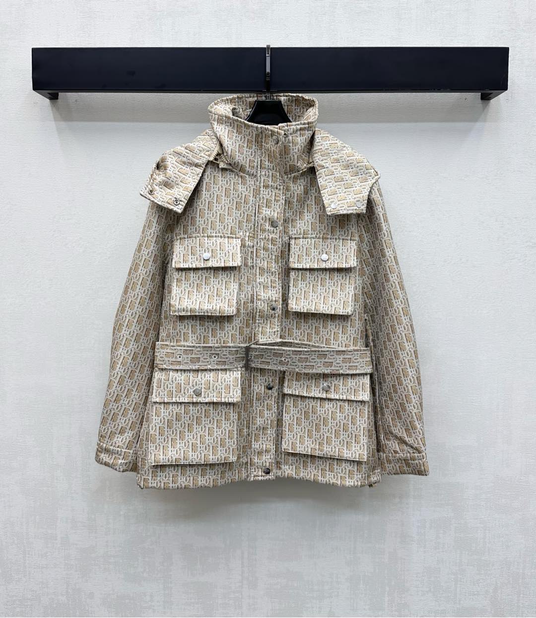 NO:569446,Dio*2025 new arrivals jacquard belt work jacket made of YB imported jacquard material. Stiff and stylish. Hidden zipper with snap button adjustment design. Multi-pocket decoration on the chest to add layering to the look. All-over iconic letter jacquard element. Decorated with the letter webbing on the back to highlight the brand tone. The fabric's perforated belt outlines the figure and makes it slimmer and more tolerant. Development of surface accessories. Detachable hooded mid-length work jacket cut. Outstanding and fashionable for commuting and dating.  High version 2 colors,,dior,jackets & coats,hats,alexander wang19860909Dio*2025新品上架提花腰带工装外套定制YB进口提花材质 挺括有型 隐藏拉链配合按扣调节设计胸前工装多口袋装饰 增添造型层次感 通体标志性字母提花元素 配合后背字母织带点缀装饰 彰显品牌调性 本布穿孔腰带勾勒身形 更为显瘦包容 面辅料开发 拆卸连帽中长款工装外套剪裁 通勤约会穿搭出彩时髦 高版本2色,,dior,jackets & coats,hats,alexander wang,Women's clothing