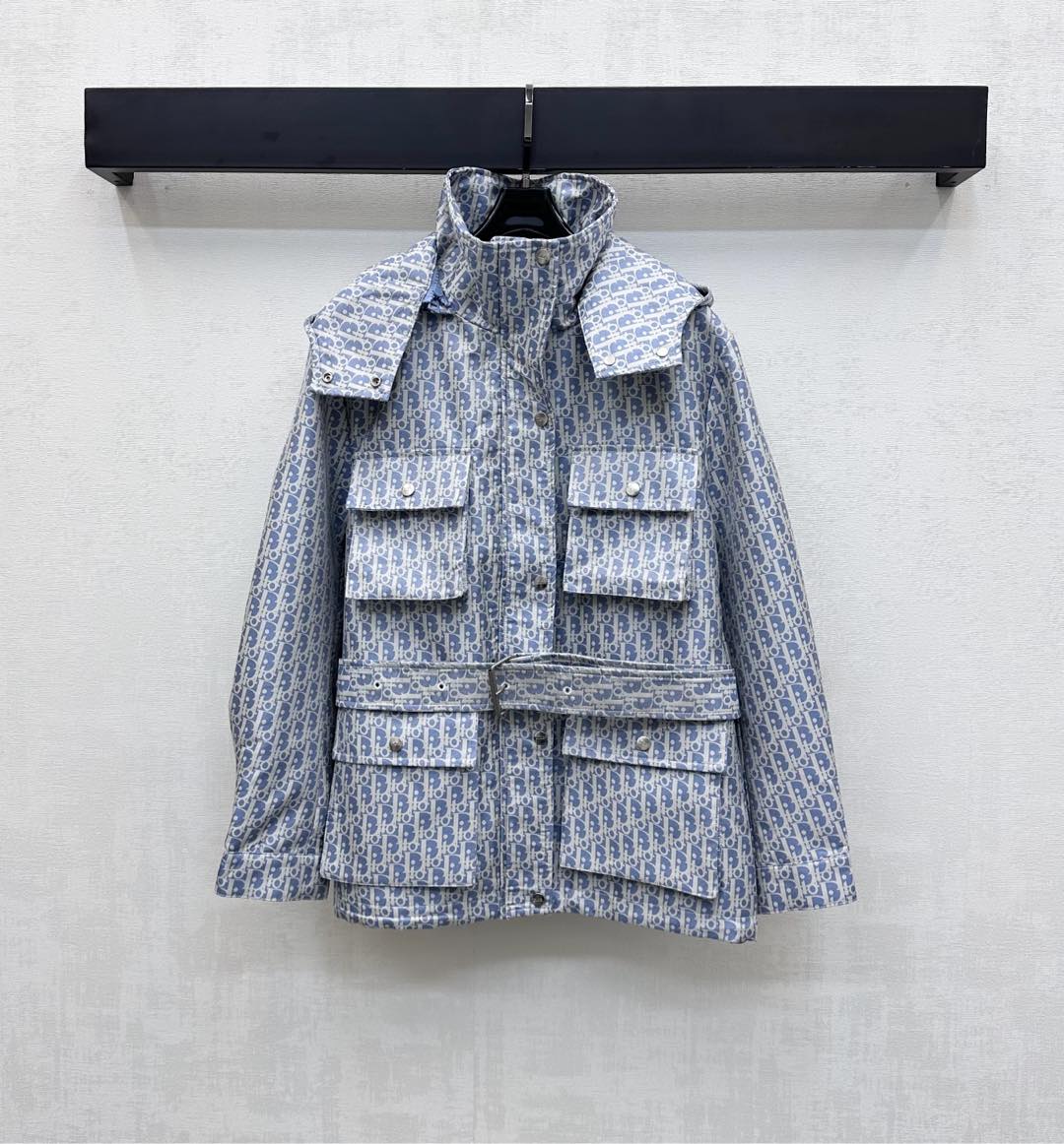 NO:569438,Dio*2025 new arrivals jacquard belt work jacket made of YB imported jacquard material. Stiff and stylish. Hidden zipper with snap button adjustment design. Multi-pocket decoration on the chest to add layering to the look. All-over iconic letter jacquard element. Decorated with the letter webbing on the back to highlight the brand tone. The fabric's perforated belt outlines the figure and makes it slimmer and more tolerant. Development of surface accessories. Detachable hooded mid-length work jacket cut. Outstanding and fashionable for commuting and dating.  High version 2 colors,,dior,jackets & coats,hats,alexander wang19860909Dio*2025新品上架提花腰带工装外套定制YB进口提花材质 挺括有型 隐藏拉链配合按扣调节设计胸前工装多口袋装饰 增添造型层次感 通体标志性字母提花元素 配合后背字母织带点缀装饰 彰显品牌调性 本布穿孔腰带勾勒身形 更为显瘦包容 面辅料开发 拆卸连帽中长款工装外套剪裁 通勤约会穿搭出彩时髦 高版本2色,,dior,jackets & coats,hats,alexander wang,Women's clothing