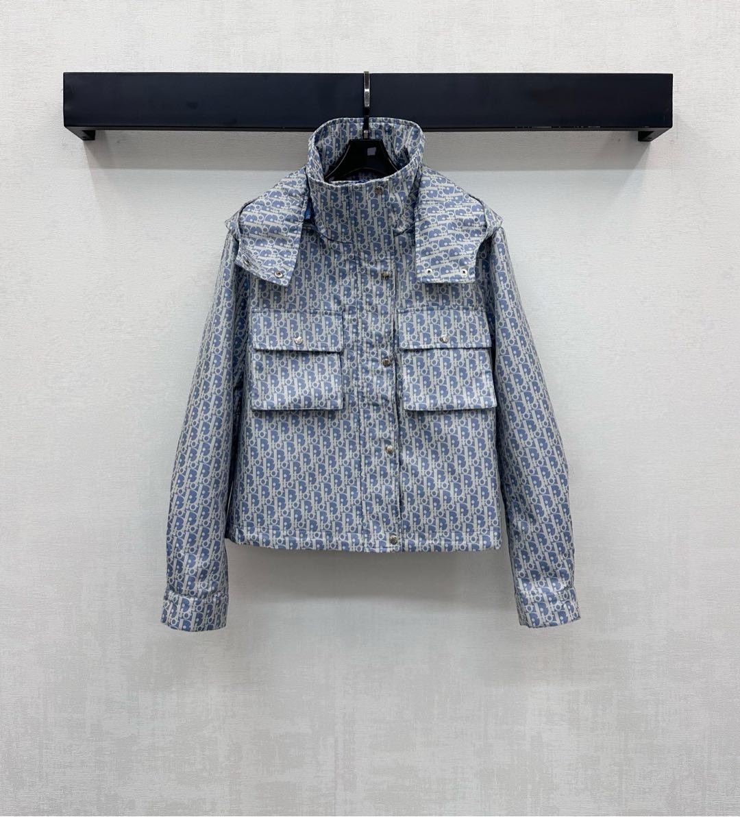 NO:569454,Dio*2025 new arrivals jacquard hooded work jacket custom made of YB imported jacquard material crisp and stylish hidden zipper with snap button adjustment design chest work pocket decoration to add layering to the look all-over iconic letter jacquard elements decorated with letter webbing on the back to highlight the brand tone development of surface accessories detachable hooded work jacket tailoring Outstanding and fashionable for commuting and dating High version 3 colors, dior, jackets & coats, hats, alexander  wang19860909Dio*2025新品上架提花连帽工装外套定制YB进口提花材质 挺括有型 隐藏拉链配合按扣调节设计胸前工装口袋装饰 增添造型层次感 通体标志性字母提花元素 配合后背字母织带点缀装饰 彰显品牌调性 面辅料开发 拆卸连帽工装外套剪裁 通勤约会穿搭出彩时髦 高版本3色,,dior,jackets & coats,hats,alexander wang,Women's clothing