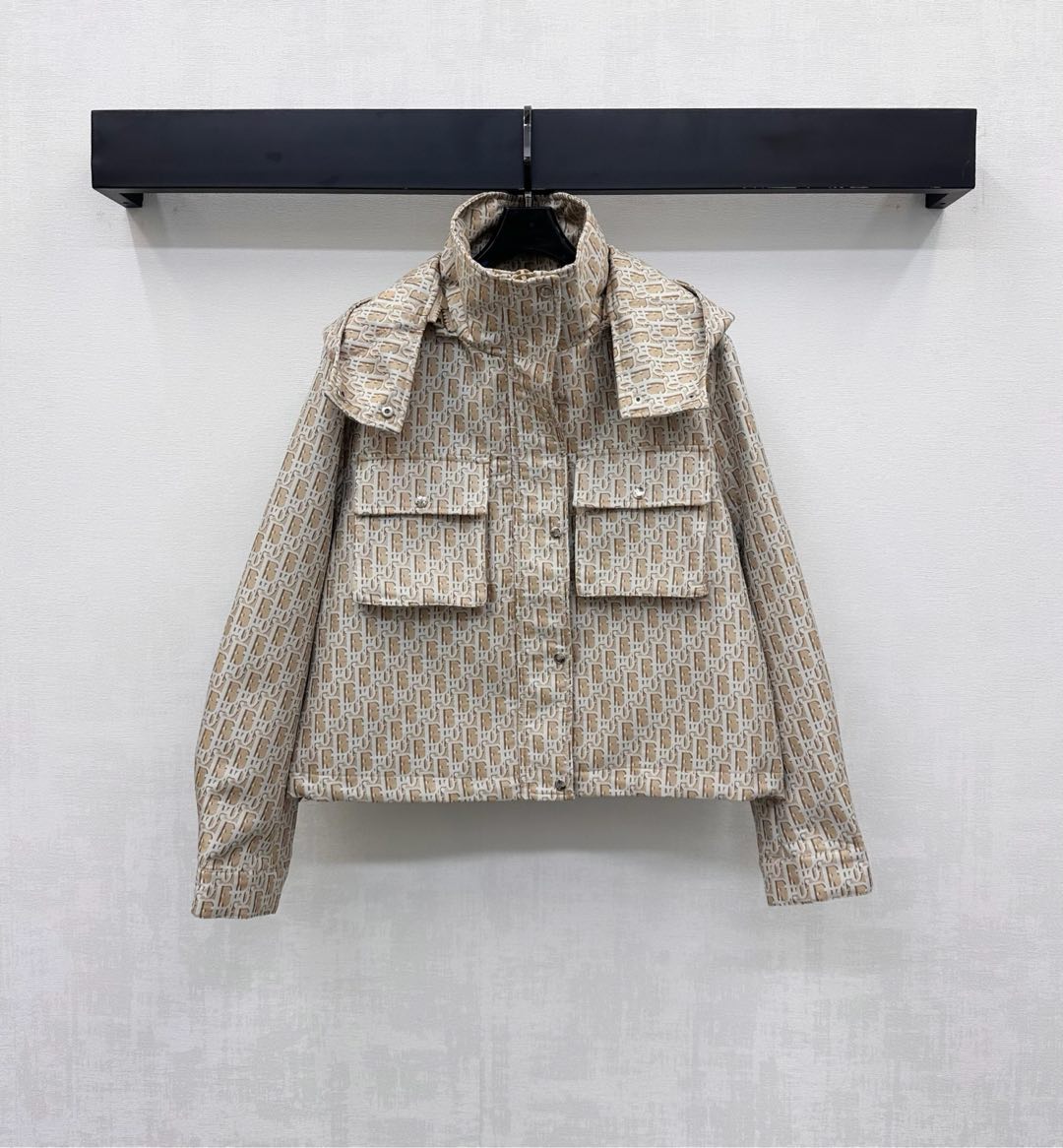 NO:569462,Dio*2025 new arrivals jacquard hooded work jacket custom YB imported jacquard material stiff and stylish hidden zipper with snap button adjustment design chest work pocket decoration to add layering to the look all-over iconic letter jacquard elements with letter webbing embellishment on the back to highlight the brand tone development of surface accessories detachable hooded work jacket tailoring Outstanding and fashionable for commuting and dating High version 3 colors, dior, jackets & coats, hats, alexander  wang19860909Dio*2025新品上架提花连帽工装外套定制YB进口提花材质 挺括有型 隐藏拉链配合按扣调节设计胸前工装口袋装饰 增添造型层次感 通体标志性字母提花元素 配合后背字母织带点缀装饰 彰显品牌调性 面辅料开发 拆卸连帽工装外套剪裁 通勤约会穿搭出彩时髦 高版本3色,,dior,jackets & coats,hats,alexander wang,Women's clothing