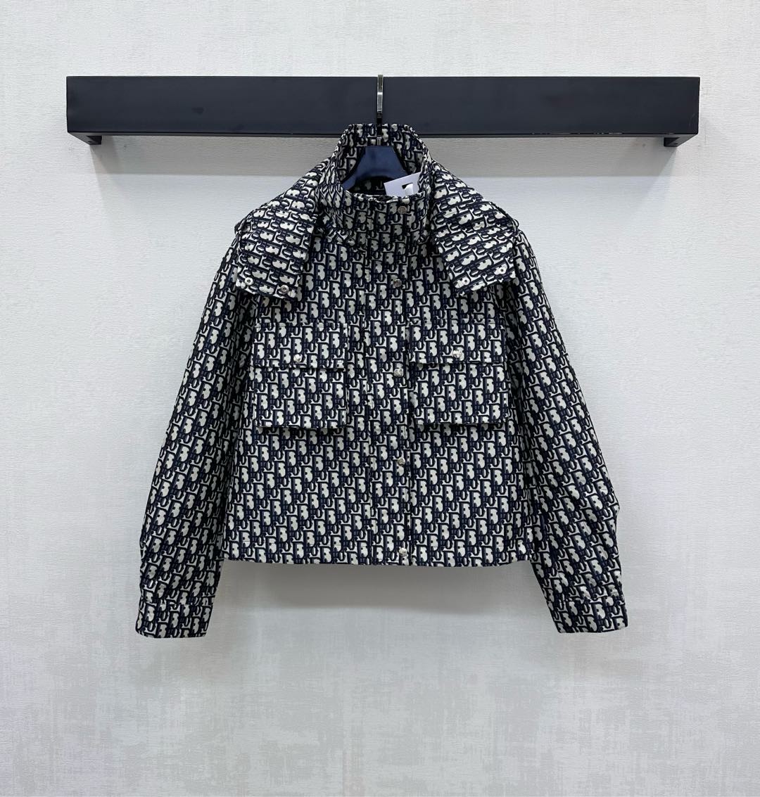 NO:569432,Dio*2025 new arrivals jacquard hooded work jacket custom made of YB imported jacquard material crisp and stylish hidden zipper with snap button adjustment design chest work pocket decoration to add layering to the look all-over iconic letter jacquard elements decorated with letter webbing on the back to highlight the brand tone development of surface accessories detachable hooded work jacket tailoring Outstanding and fashionable for commuting and dating High version 3 colors, dior, jackets & coats, hats, alexander  wang19860909Dio*2025新品上架提花连帽工装外套定制YB进口提花材质 挺括有型 隐藏拉链配合按扣调节设计胸前工装口袋装饰 增添造型层次感 通体标志性字母提花元素 配合后背字母织带点缀装饰 彰显品牌调性 面辅料开发 拆卸连帽工装外套剪裁 通勤约会穿搭出彩时髦 高版本3色,,dior,jackets & coats,hats,alexander wang,Women's clothing