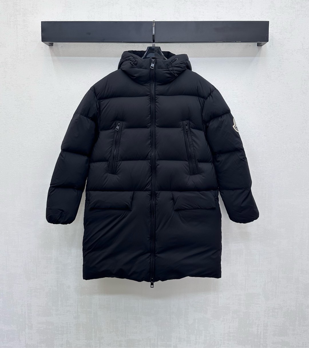 NO:565603,Comes with dust bag  High version 1-4,,jackets & coats,down jacket,hats,alexander wang19860909配防尘袋Moncle*2025新品上架连帽长款羽绒外套定制YB进口尼龙材质 内里白鹅绒填充 整件轻盈保暖 通体长方格压纹 叠加抽绳和拉链口袋与翻盖设计 增添造型层次感 肩臂外侧点缀标志性布贴徽标装饰 连帽拉链长款外套剪裁 集保暖与时髦一体 充绒标准:国标90绒 充绒物:白鹅绒 高版本1-4,,jackets & coats,down jacket,hats,alexander wang,Women's clothing