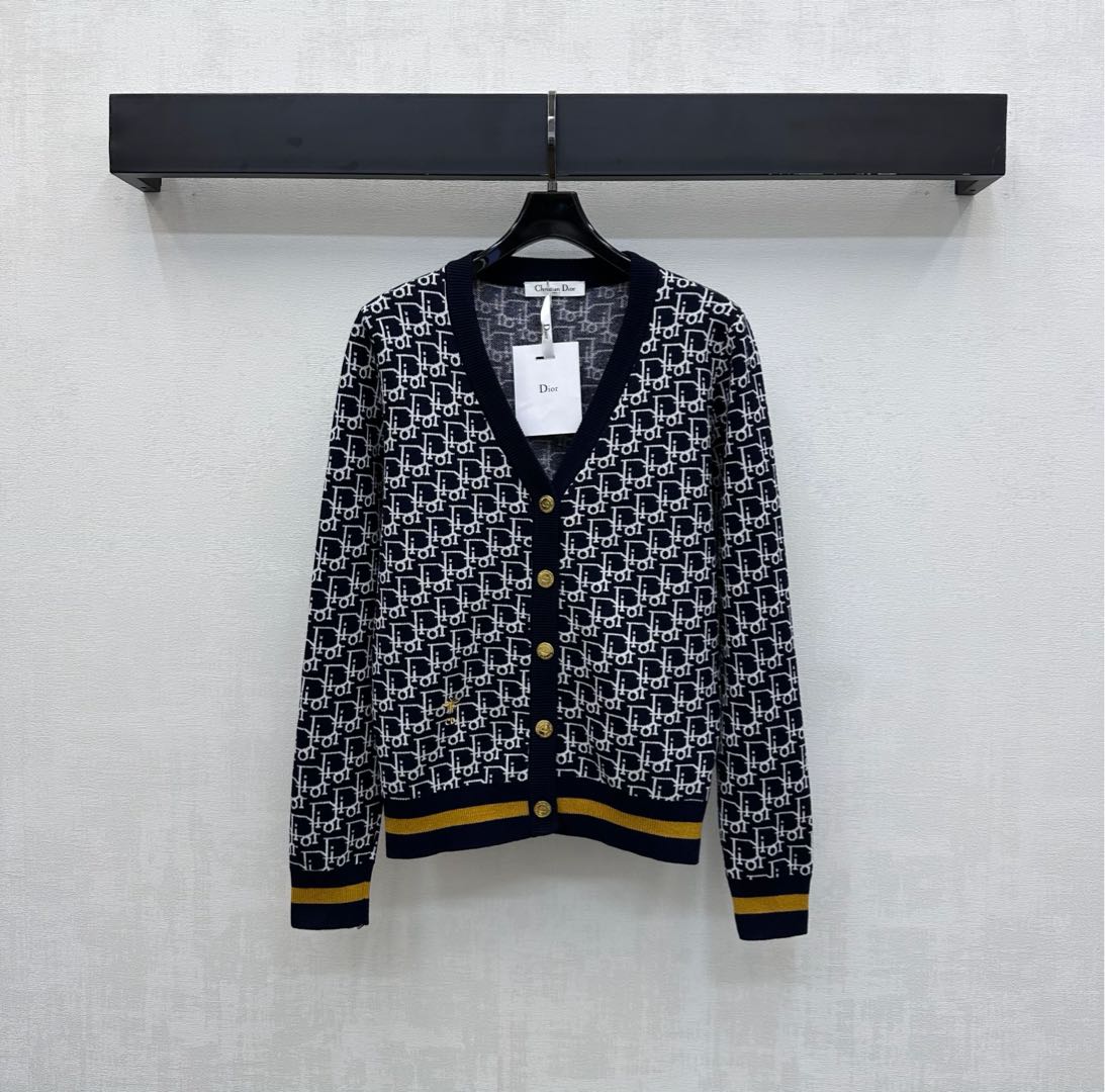 NO:564472,Dio*2025 new arrivals jacquard V-neck knitted cardigan customized with YB wool knitted material Comfortable and breathable The iconic letter jacquard elements are all over the body to highlight the brand tone Use the engraved metal button placket adjustment design with threaded edges and contrasting color treatment to add layering to the look Surface accessories development Conventional V-neck long-sleeved cardigan tailoring Relaxed and fashionable wear Easy to wear for daily trips or parties High version 2 colors, dior, alexander wang19860909Dio*2025新品上架提花V领针织开衫定制YB羊毛针织材质 舒适透气 通体满铺标志性字母提花元素 彰显品牌调性 沿用刻印金属纽扣开襟调节设计 配合螺纹包边撞色处理 增添造型层次感 面辅料开发 常规V领长袖开衫剪裁 穿搭松弛时髦 日常出行或聚会轻松驾驭  高版本2色,,dior,alexander wang,Women's clothing