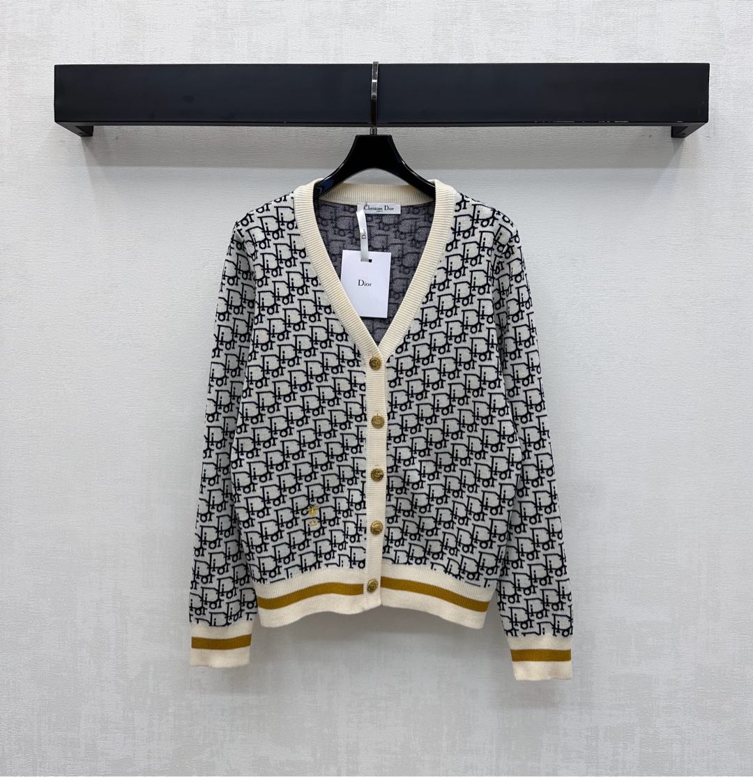 NO:564487,Dio*2025 new arrivals jacquard V-neck knitted cardigan customized with YB wool knitted material Comfortable and breathable The iconic letter jacquard elements are all over the body to highlight the brand tone Use the engraved metal button placket adjustment design with threaded edges and contrasting color treatment to add layering to the look Surface accessories development Conventional V-neck long-sleeved cardigan tailoring Relaxed and fashionable wear Easy to wear for daily trips or parties High version 2 colors, dior, alexander wang19860909Dio*2025新品上架提花V领针织开衫定制YB羊毛针织材质 舒适透气 通体满铺标志性字母提花元素 彰显品牌调性 沿用刻印金属纽扣开襟调节设计 配合螺纹包边撞色处理 增添造型层次感 面辅料开发 常规V领长袖开衫剪裁 穿搭松弛时髦 日常出行或聚会轻松驾驭  高版本2色,,dior,alexander wang,Women's clothing