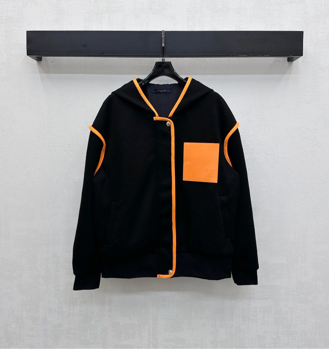 NO:564521,Louis Vuitto*2025 new products are on the shelves. The embossed binding edge hooded jacket is made of custom YB imported material. It is glossy, comfortable and draped. The chest is decorated with the iconic leather letter logo and contrasting pockets. It is matched with the contrasting edge design to add a sense of layering to the look. It is decorated with the iconic embossed letter logo elements all over to highlight the brand tone. Full of old money. The development of surface and accessories. The hooded zippered open jacket is cut to enrich the visual effect and make it more relaxed. Daily casual wear is trendy and fashionable.  high version,,louis vuitton,jackets & coats,hats,alexander wang19860909Louis Vuitto*2025新品上架压花捆边连帽外套定制YB进口材质 光泽舒适垂顺 胸前饰以标志性皮革字母徽标撞色口袋装饰 配合通体撞色捆边设计 增添造型层次感 饰以满铺标志性浮雕字母徽标元素 彰显品牌调性 老钱感十足 面辅料开发 连帽拉链开襟外套剪裁 丰富视觉效果更显松弛 日常休闲穿搭潮流时髦  高版本,,louis vuitton,jackets & coats,hats,alexander wang,Women's clothing