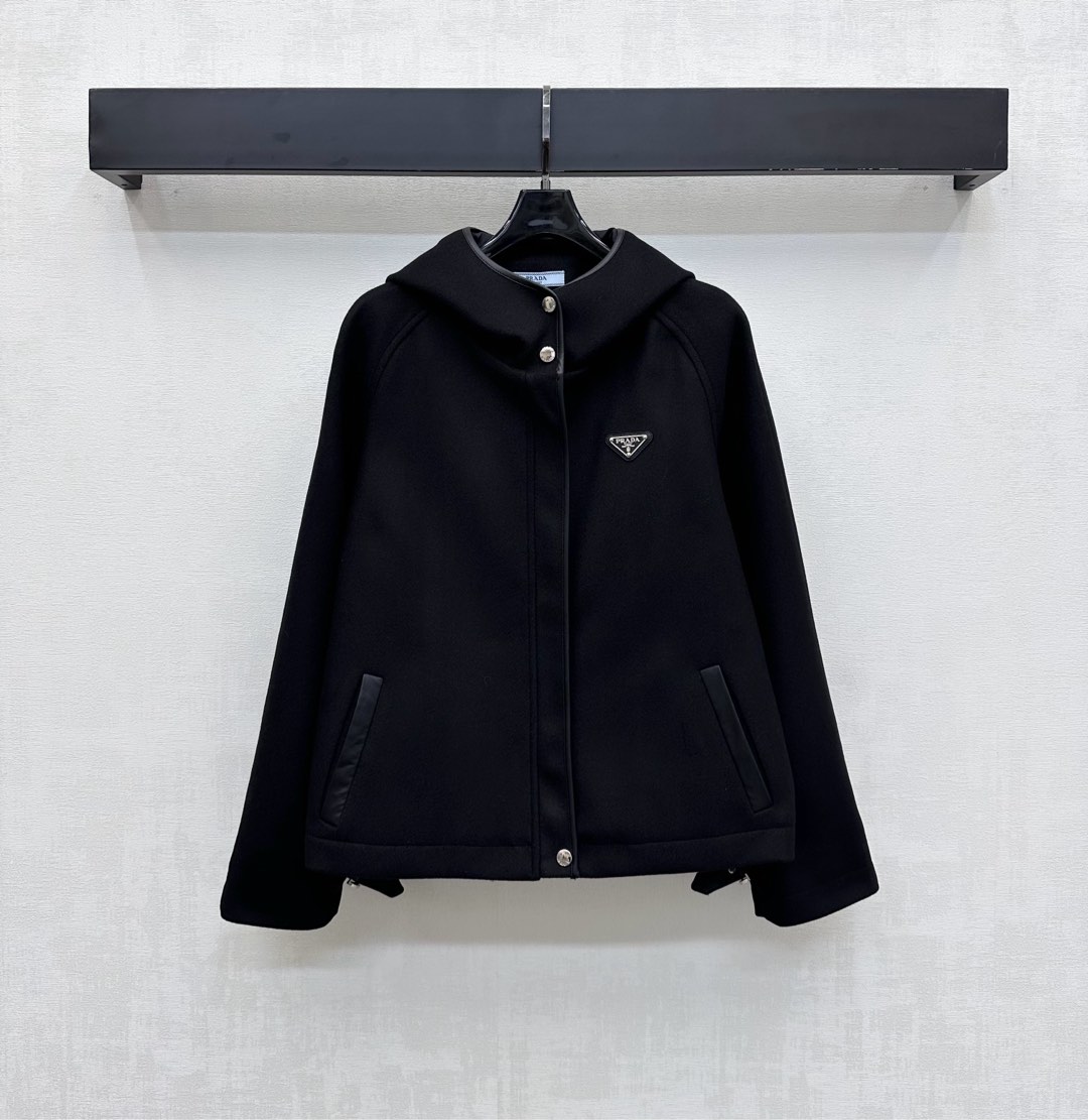 NO:564511,Prad*2025 new arrivals hooded jacket made of imported YB woolen material. Glossy and comfortable. Decorated with the iconic triangle logo on the chest to highlight the brand's tone. Dropped shoulders and leather binding design add layering to the look. Development of surface accessories. Cutting of the hooded zippered cardigan. Fashionable and casual upper body. Endurable and versatile plain color. Simple and advanced for daily casual wear. High version, prada, jackets & coats, jackets & coats, hats, alexander wang19860909Prad*2025新品上架连帽夹克外套定制YB进口毛呢材质 光泽舒适垂顺 胸前点缀标志性三角徽标装饰 彰显品牌调性 落肩版型配合皮革捆边设计 增添造型层次感 面辅料开发 连帽拉链开襟外套剪裁 上身时髦休闲 耐看百搭素色 日常休闲穿搭简约高级  高版本,,prada,jackets & coats,jackets & coats,hats,alexander wang,Women's clothing