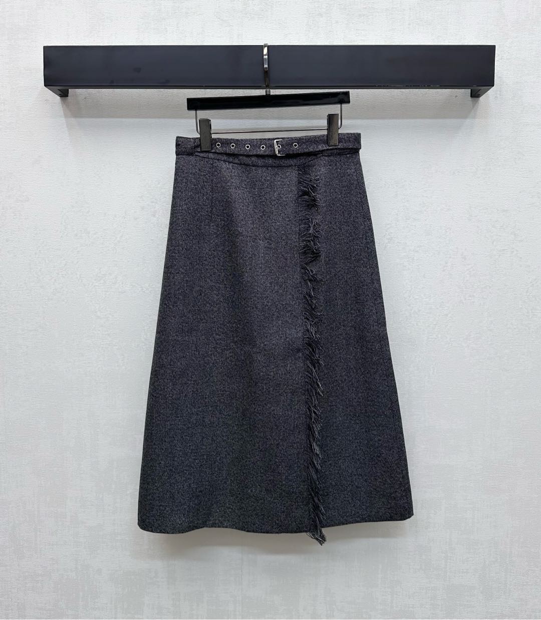 NO:564520,Dio*2025 New Product Belt Bearded Skirt Customized YB Imported Fine Imitation Wool Material High-grade Drape and Stylish Perforated Belt Adjustment Design Matched with Three-Dimensional Waistline Processing Bearded Skirt Design Adds Layering to Styles Signature Letters Embroidered Logo Decoration on the Waist Highlights Brand Tonality Development of Surface Accessories Irregular Skirt Tailoring Can be matched with jackets from the same series Wear as a set or alone to meet various needs for commuting and dating High version 2 colors, dior, skirts, jackets  & coats,alexander wang19860909Dio*2025新品上架腰带毛须半裙定制YB进口精仿羊毛材质 高级垂顺有型 沿用本布穿孔腰带调节设计 配合立体腰线收型处理毛须裙边设计 增添造型层次感 腰间点缀标志性字母刺绣徽标装饰 彰显品牌调性 面辅料开发 不规则半身裙剪裁 可搭配同系列外套 成套或单穿满足通勤约会多种需求  高版本2色,,dior,skirts,jackets & coats,alexander wang,Women's clothing