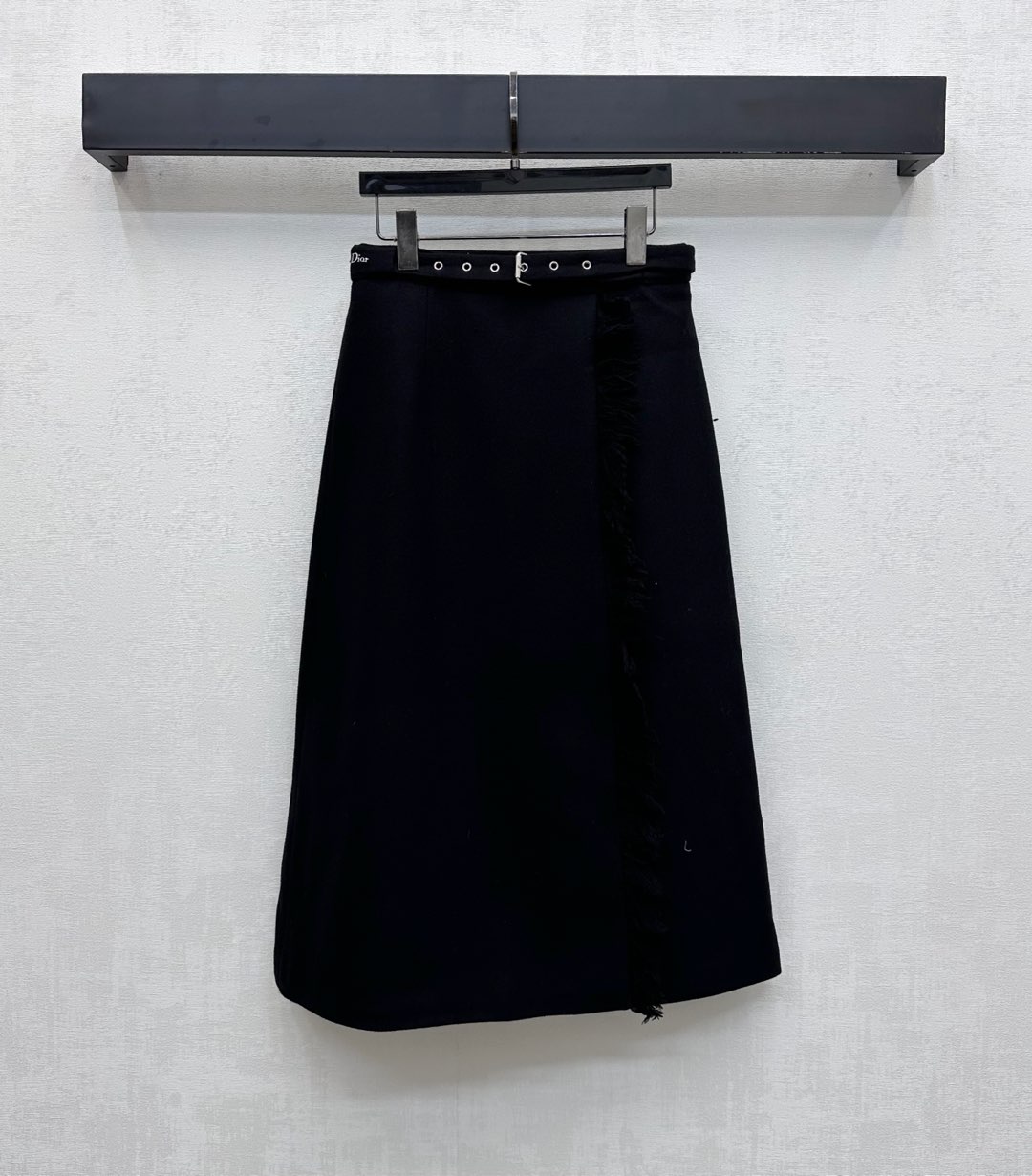 NO:564530,Dio*2025 New Product Belt Bearded Skirt Customized YB Imported Fine Imitation Wool Material High-grade Drape and Stylish Perforated Belt Adjustment Design Matched with Three-Dimensional Waistline Processing Bearded Skirt Design Adds Layering to Styles Signature Letters Embroidered Logo Decoration on the Waist Highlights Brand Tonality Development of Surface Accessories Irregular Skirt Tailoring Can be matched with jackets from the same series Wear as a set or alone to meet various needs for commuting and dating High version 2 colors, dior, skirts, jackets  & coats,alexander wang19860909Dio*2025新品上架腰带毛须半裙定制YB进口精仿羊毛材质 高级垂顺有型 沿用本布穿孔腰带调节设计 配合立体腰线收型处理毛须裙边设计 增添造型层次感 腰间点缀标志性字母刺绣徽标装饰 彰显品牌调性 面辅料开发 不规则半身裙剪裁 可搭配同系列外套 成套或单穿满足通勤约会多种需求  高版本2色,,dior,skirts,jackets & coats,alexander wang,Women's clothing