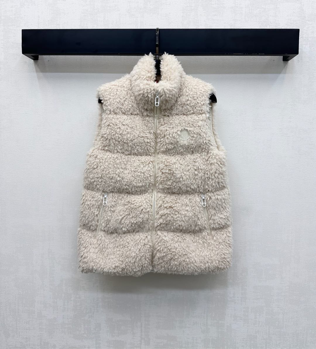 NO:565631,Equipped with dust bag Moncle*2025 new products on the shelves Teddy plush zipper down vest customized YB imported Teddy plush material White goose down filling inside The whole piece is light and warm Iconic badge decoration on the chest highlights the brand tone Slim-fitting silhouette with straight and furry feel Symmetrical zipper pocket design adds layering to the look Surface accessories development Stand-up collar zipper vest tailoring Improved convenience and practicality of putting on and taking off The first choice for layering in autumn and winter  Down filling: white goose down Filling capacity: national standard 90 high version 2 colors 1-3, down jacket, alexander wang19860909配防尘袋Moncle*2025新品上架泰迪毛绒拉链羽绒马甲定制YB进口泰迪毛绒材质 内里白鹅绒填充 整件轻盈保暖 胸前点缀标志性徽章装饰 彰显品牌调性 通体修身版型廓形立挺毛茸茸手感 对称拉链口袋设计 增添造型层次感 面辅料开发 立领拉链马甲剪裁 穿脱便利性和实用性提升 秋冬叠穿首选 充绒物:白鹅绒 充绒量:国标90  高版本2色1-3,,down jacket,alexander wang,Women's clothing