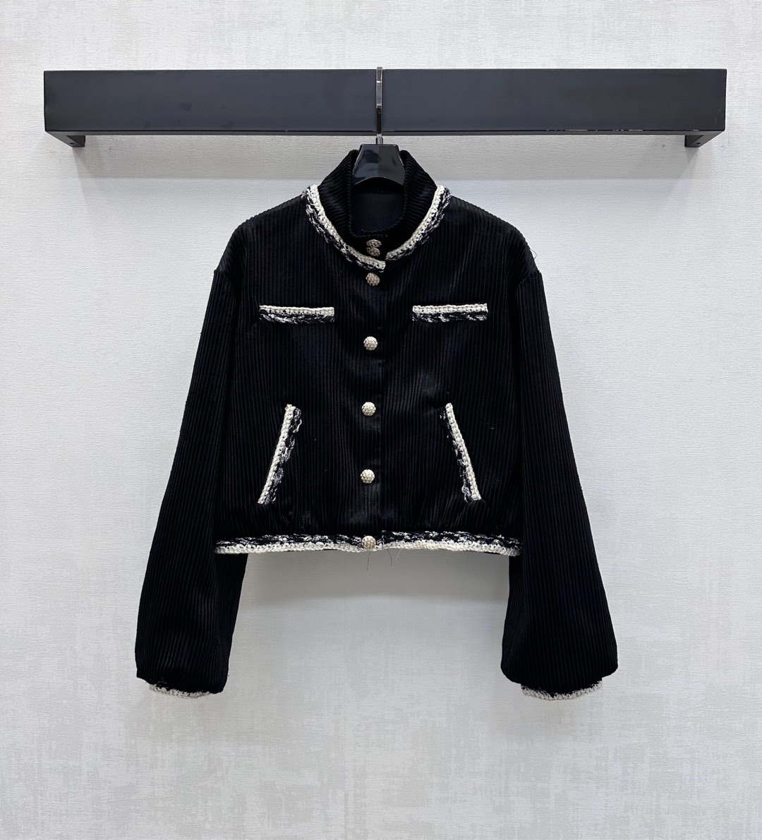 NO:564531,Chane*2025 new products are on the shelves. The stand-up collar corduroy dress jacket is made of customized YB imported corduroy material. The texture is delicate and obvious, and the texture is full of quality. The whole-body edge is woven with black and white contrasting three-dimensional binding to add layering to the shape. Outline the outline to highlight the sense of design. The molded plaid round buckle adjustment is combined with the dark pattern jacquard lining to highlight the brand tone. It fully displays luxury and highlights the taste of a celebrity. Surface and accessories development. Stand-up collar and shoulder jacket tailoring. Fashionable and elegant outfit.  High version 36 38 40,,chanel,jackets & coats,alexander wang19860909Chane*2025新品上架立领捆边灯芯绒洋装外套定制YB进口灯芯绒材质 肌理细腻明显 质感品相十足 通体包边沿用编织黑白撞色立体捆边处理 增添造型层次感 勾勒轮廓突出设计感 开模格纹圆扣调节配合暗纹提花内衬 彰显品牌调性 尽显奢华突出名媛品味 面辅料开发 立领正肩外套剪裁 穿搭时髦优雅  高版本36 38 40,,chanel,jackets & coats,alexander wang,Women's clothing