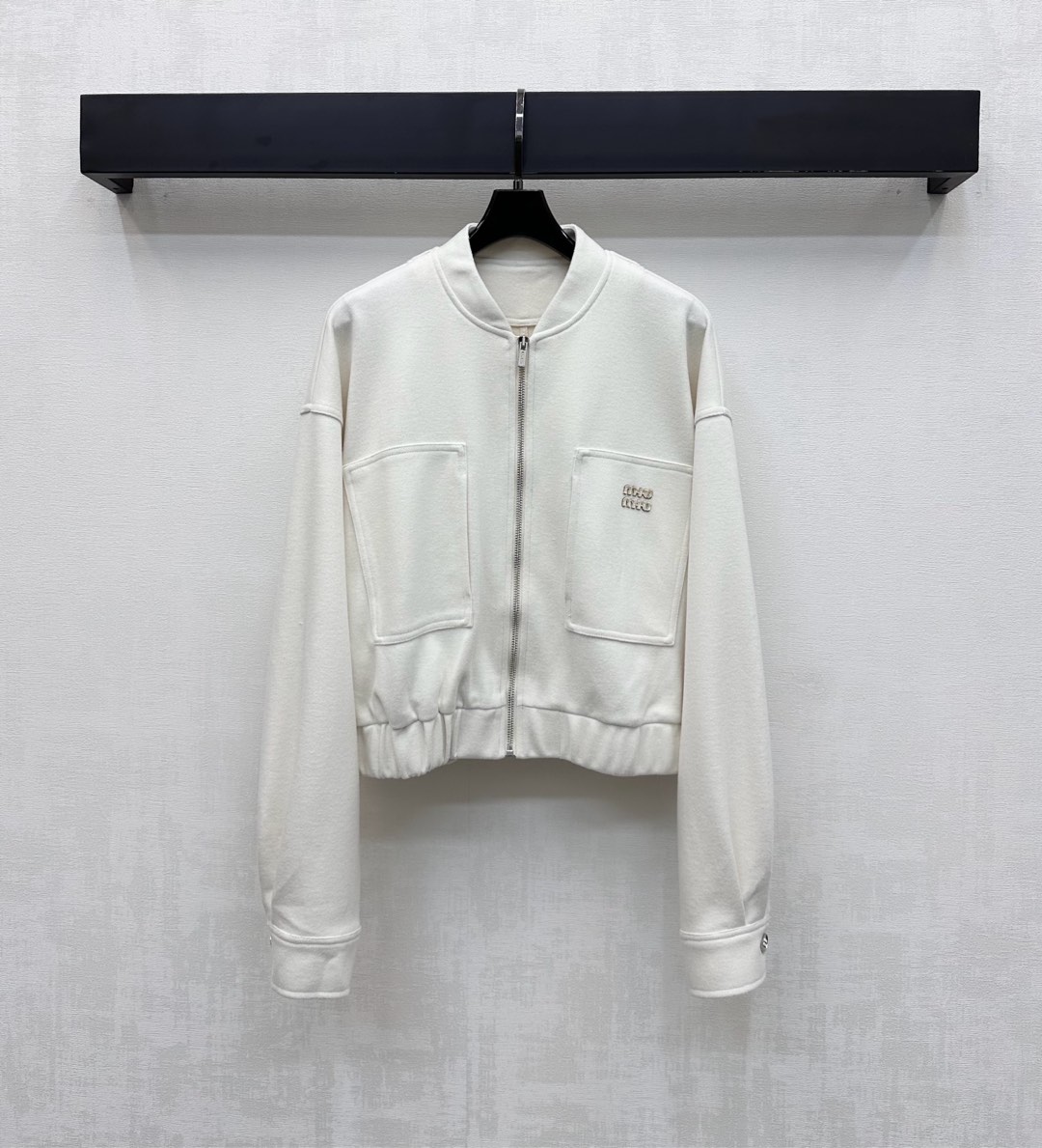 NO:564589,Miumi*2025 new products are on the shelves. The stand-up collar jacket is made of YB imported nylon material. It is soft, comfortable and draped. The zipper adjustment design is used to add layering to the look. The iconic letter patch logo decoration is embellished on the chest to highlight the brand tone. Surface accessories development. The stand-up collar jacket is cut. The upper body is inclusive and modifies the body shape. Can be paired with the same series of trousers to wear full of high street fashion style. High version 3 colors,,miumiu,jackets & coats,jackets &  coats,alexander wang19860909Miumi*2025新品上架立领夹克外套定制YB进口锦纶材质 柔挺舒适垂顺 沿用开襟拉链调节设计 增添造型层次感 胸前点缀标志性字母贴布徽标装饰 彰显品牌调性 面辅料开发 立领夹克外套剪裁 上身包容修饰身型 可搭配同系列长裤 穿出满满的高街时髦风格  高版本3色,,miumiu,jackets & coats,jackets & coats,alexander wang,Women's clothing