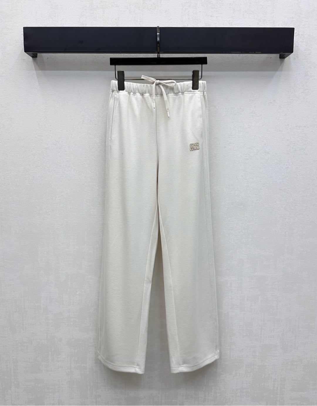 NO:564580,Miumi*2025 new arrivals drawstring wide-leg trousers, customized YB imported nylon material, soft, comfortable and drape, close-fitting elastic elastic at the waist with drawstring adjustment design, adding layering to the look, iconic letter patch logo decoration on the waist span, highlighting the brand tone, surface accessories development, high-waisted drawstring wide-leg trousers cut, tolerant and modified leg shape, can be paired with jackets and jackets from the same series, to wear full of high street fashion style, high version 3 colors,,miumiu,jackets &  coats,jackets & coats,alexander wang19860909Miumi*2025新品上架抽绳阔腿长裤定制YB进口锦纶材质 柔挺舒适垂顺 腰头贴身弹力松紧配合抽绳调节设计 增添造型层次感 腰跨点缀标志性字母贴布徽标装饰 彰显品牌调性 面辅料开发 高腰抽绳阔腿长裤剪裁 包容修饰腿型 可搭配同系列夹克外套 穿出满满的高街时髦风格  高版本3色,,miumiu,jackets & coats,jackets & coats,alexander wang,Women's clothing