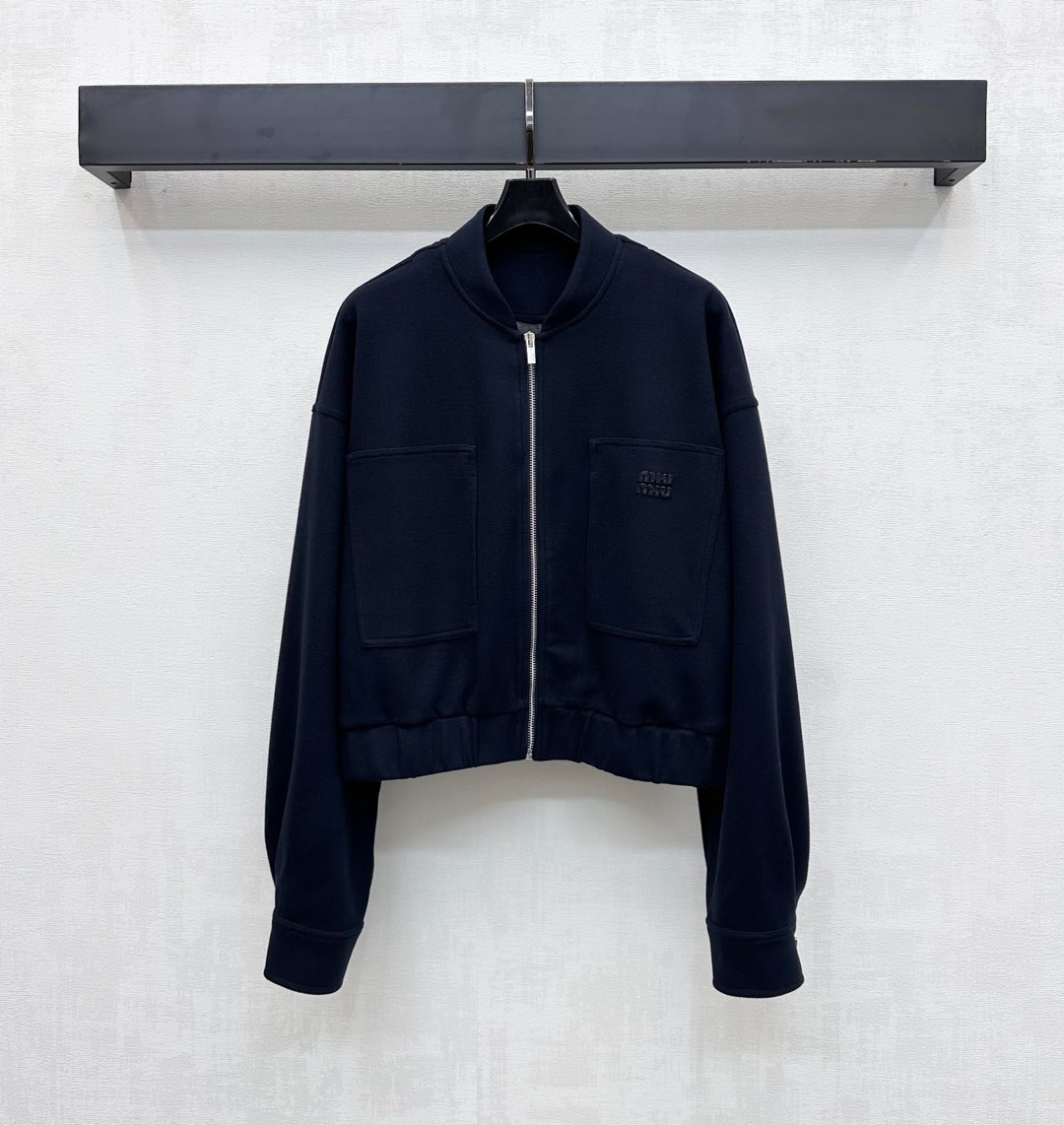 NO:564546,Miumi*2025 new products are on the shelves. The stand-up collar jacket is made of YB imported nylon material. It is soft, comfortable and draped. The zipper adjustment design is used to add layering to the look. The iconic letter patch logo decoration is embellished on the chest to highlight the brand tone. Surface accessories development. The stand-up collar jacket is cut. The upper body is inclusive and modifies the body shape. Can be paired with the same series of trousers to wear full of high street fashion style. High version 3 colors,,miumiu,jackets & coats,jackets &  coats,alexander wang19860909Miumi*2025新品上架立领夹克外套定制YB进口锦纶材质 柔挺舒适垂顺 沿用开襟拉链调节设计 增添造型层次感 胸前点缀标志性字母贴布徽标装饰 彰显品牌调性 面辅料开发 立领夹克外套剪裁 上身包容修饰身型 可搭配同系列长裤 穿出满满的高街时髦风格  高版本3色,,miumiu,jackets & coats,jackets & coats,alexander wang,Women's clothing