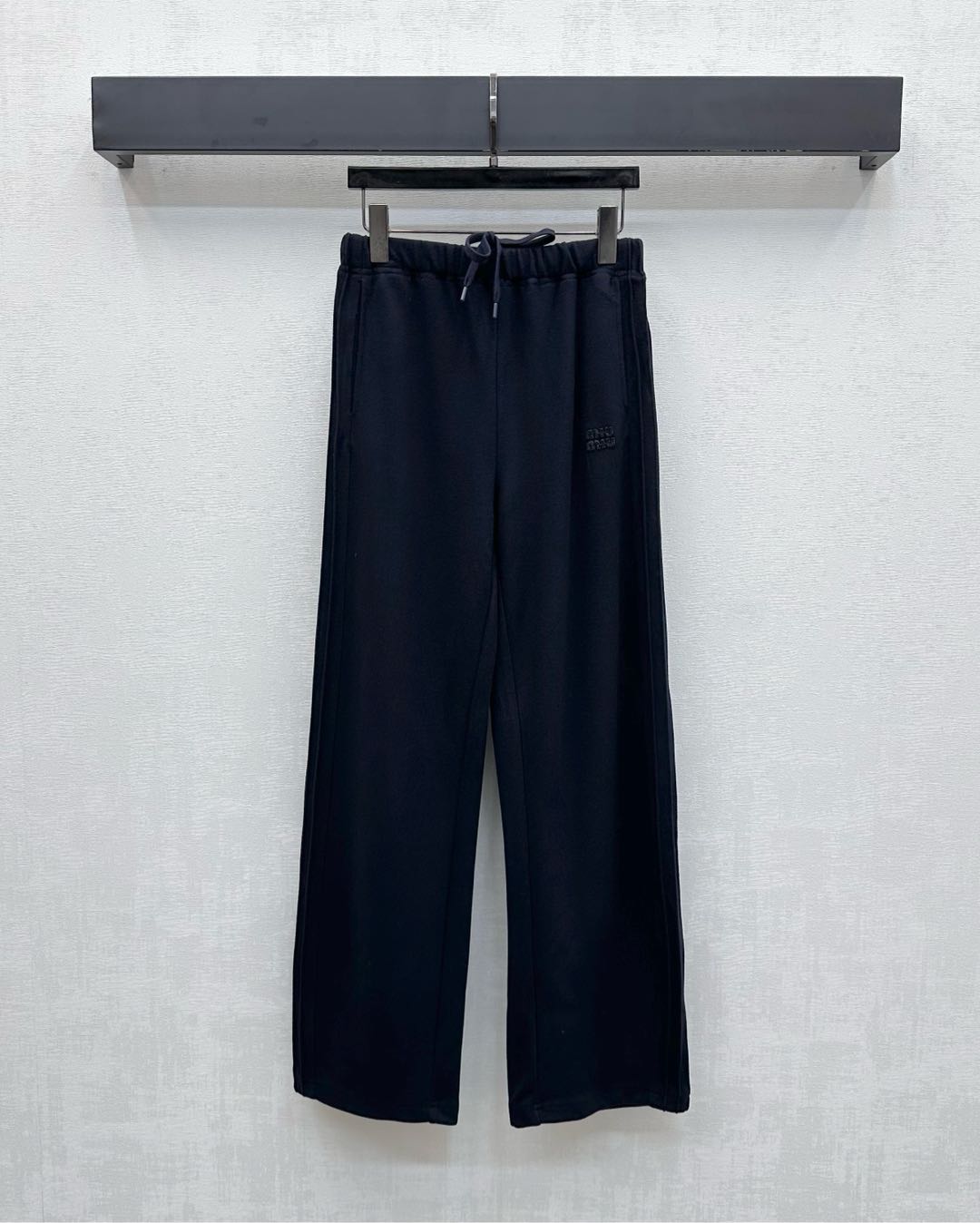 NO:564607,Miumi*2025 new arrivals drawstring wide-leg trousers, customized YB imported nylon material, soft, comfortable and drape, close-fitting elastic elastic at the waist with drawstring adjustment design, adding layering to the look, iconic letter patch logo decoration on the waist span, highlighting the brand tone, surface accessories development, high-waisted drawstring wide-leg trousers cut, tolerant and modified leg shape, can be paired with jackets and jackets from the same series, to wear full of high street fashion style, high version 3 colors,,miumiu,jackets &  coats,jackets & coats,alexander wang19860909Miumi*2025新品上架抽绳阔腿长裤定制YB进口锦纶材质 柔挺舒适垂顺 腰头贴身弹力松紧配合抽绳调节设计 增添造型层次感 腰跨点缀标志性字母贴布徽标装饰 彰显品牌调性 面辅料开发 高腰抽绳阔腿长裤剪裁 包容修饰腿型 可搭配同系列夹克外套 穿出满满的高街时髦风格  高版本3色,,miumiu,jackets & coats,jackets & coats,alexander wang,Women's clothing