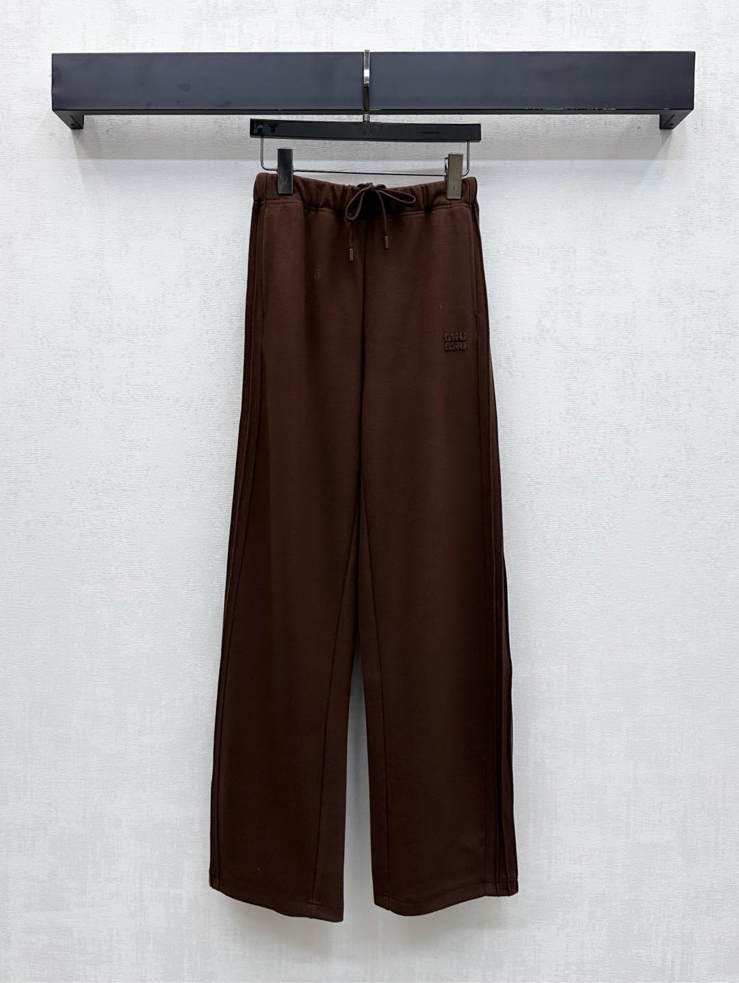 NO:564559,Miumi*2025 new arrivals drawstring wide-leg trousers, customized YB imported nylon material, soft, comfortable and drape, close-fitting elastic elastic at the waist with drawstring adjustment design, adding layering to the look, iconic letter patch logo decoration on the waist span, highlighting the brand tone, surface accessories development, high-waisted drawstring wide-leg trousers cut, tolerant and modified leg shape, can be paired with jackets and jackets from the same series, to wear full of high street fashion style, high version 3 colors,,miumiu,jackets &  coats,jackets & coats,alexander wang19860909Miumi*2025新品上架抽绳阔腿长裤定制YB进口锦纶材质 柔挺舒适垂顺 腰头贴身弹力松紧配合抽绳调节设计 增添造型层次感 腰跨点缀标志性字母贴布徽标装饰 彰显品牌调性 面辅料开发 高腰抽绳阔腿长裤剪裁 包容修饰腿型 可搭配同系列夹克外套 穿出满满的高街时髦风格  高版本3色,,miumiu,jackets & coats,jackets & coats,alexander wang,Women's clothing