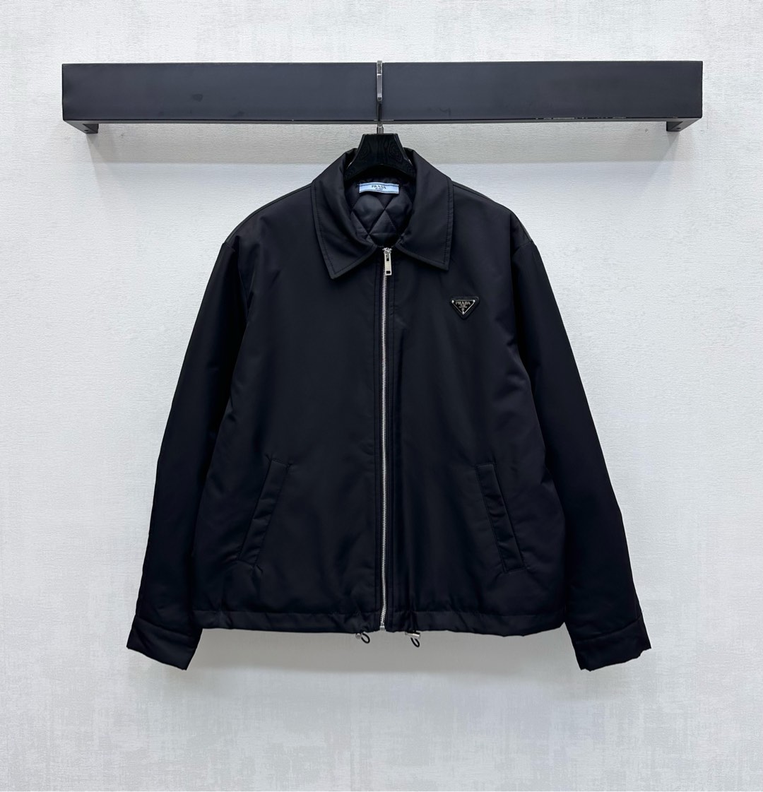 NO:564597,Prad*2025 new arrivals Lapel zipper cotton jacket customized with YB imported windproof and waterproof nylon material Lined with cotton padding The whole piece is light and warm The iconic triangle logo decoration on the chest highlights the brand tone The zipper adjustment of the placket matches the drawstring design of the hem to add layering to the look Fabric development  coats,jackets & coats,alexander wang19860909Prad*2025新品上架翻领拉链棉服外套定制YB进口防风防水尼龙材质 内里衔棉填充 整件轻盈保暖 胸前点缀标志性三角徽标装饰 彰显品牌调性 开襟拉链调节配合衣摆抽绳设计 增添造型层次感 面辅料开发 翻领拉链夹克外套剪裁 可搭配同系列半裙 成套或单穿洋气时髦  高版本2色,,prada,skirts,jackets & coats,jackets & coats,alexander wang,Women's clothing