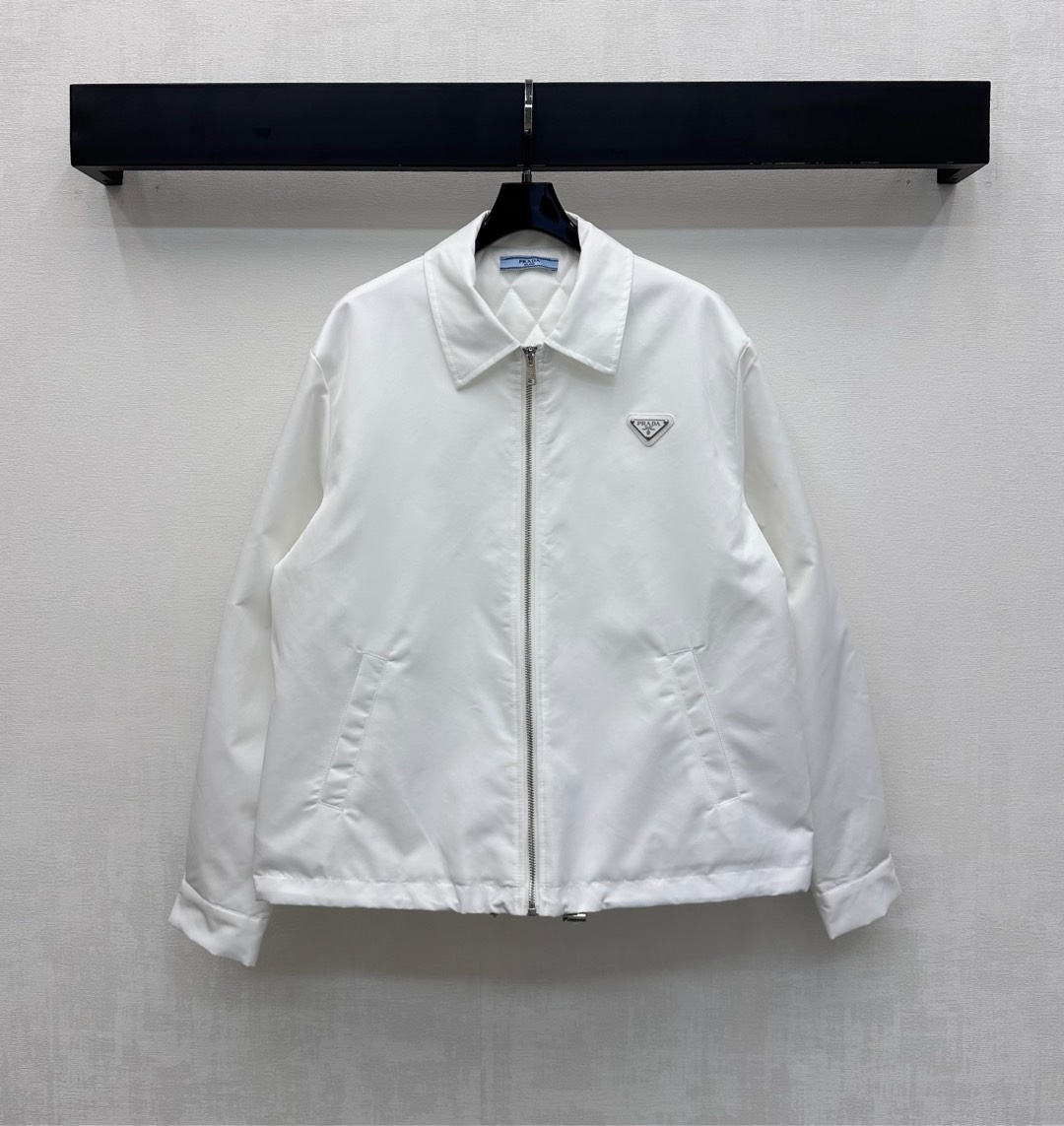 NO:564551,Prad*2025 new arrivals Lapel zipper cotton jacket customized with YB imported windproof and waterproof nylon material Lined with cotton padding The whole piece is light and warm The iconic triangle logo decoration on the chest highlights the brand tone The zipper adjustment of the placket matches the drawstring design of the hem to add layering to the look Fabric development  coats,jackets & coats,alexander wang19860909Prad*2025新品上架翻领拉链棉服外套定制YB进口防风防水尼龙材质 内里衔棉填充 整件轻盈保暖 胸前点缀标志性三角徽标装饰 彰显品牌调性 开襟拉链调节配合衣摆抽绳设计 增添造型层次感 面辅料开发 翻领拉链夹克外套剪裁 可搭配同系列半裙 成套或单穿洋气时髦  高版本2色,,prada,skirts,jackets & coats,jackets & coats,alexander wang,Women's clothing