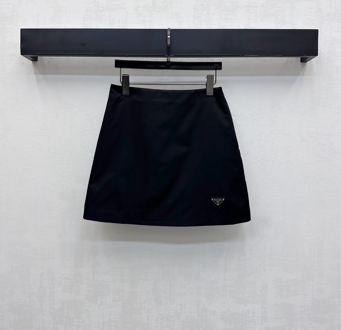 NO:564588,Prad*2025 new products are on the shelves. High-waisted quilted skirts are made of YB imported windproof and waterproof nylon material. Cotton padding on the inside. The whole piece is light and warm. The skirt is embellished with the iconic triangle logo decoration to highlight the brand's tone. The side zipper adjustment design is easy to put on and take off. Adds layering to the look. Surface and accessories development. Micro A-line skirt cut. Can be paired with jackets from the same series. Fashionable as a set or worn alone. High version in 2 colors, prada, skirts, jackets &  coats,alexander wang19860909Prad*2025新品上架高腰夹棉半裙定制YB进口防风防水尼龙材质 内里衔棉填充 整件轻盈保暖 裙摆点缀标志性三角徽标装饰 彰显品牌调性 侧边拉链调节设计方便穿脱 增添造型层次感 面辅料开发 微A字短裙剪裁 可搭配同系列夹克 成套或单穿洋气时髦  高版本2色,,prada,skirts,jackets & coats,alexander wang,Women's clothing