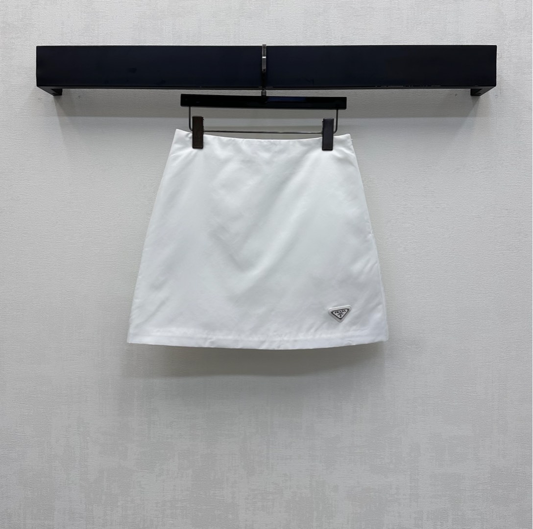 NO:564615,Prad*2025 new products are on the shelves. High-waisted quilted skirts are made of YB imported windproof and waterproof nylon material. Cotton padding on the inside. The whole piece is light and warm. The skirt is embellished with the iconic triangle logo decoration to highlight the brand's tone. The side zipper adjustment design is easy to put on and take off. Adds layering to the look. Surface and accessories development. Micro A-line skirt cut. Can be paired with jackets from the same series. Fashionable as a set or worn alone. High version in 2 colors, prada, skirts, jackets &  coats,alexander wang19860909Prad*2025新品上架高腰夹棉半裙定制YB进口防风防水尼龙材质 内里衔棉填充 整件轻盈保暖 裙摆点缀标志性三角徽标装饰 彰显品牌调性 侧边拉链调节设计方便穿脱 增添造型层次感 面辅料开发 微A字短裙剪裁 可搭配同系列夹克 成套或单穿洋气时髦  高版本2色,,prada,skirts,jackets & coats,alexander wang,Women's clothing