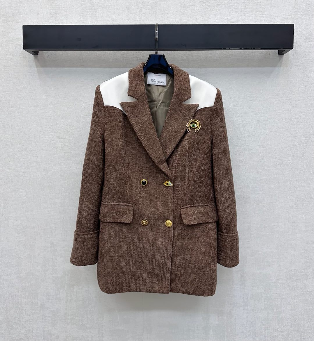 NO:564554,Sch*2025 new arrivals, contrast color blazer, custom-made YB imported rayon material, draped, comfortable and stylish. Use shoulder splicing contrast color design with flap pocket decoration to add layering to the look. Embellished with hollow Eye of Horus and gem-inlaid metal buttons to highlight the brand tone. Development of surface accessories. Lapel and shoulder blazer tailoring. Fashionable and advanced layering in autumn and winter. High version 2 colors, jackets & coats, business suit, alexander wang19860909Sch*2025新品上架撞色西装外套定制YB进口人棉材质 垂顺舒适有型 沿用肩膀拼接撞色设计配合翻盖口袋装饰 增添造型层次感 点缀镂空荷鲁斯之眼和宝石镶嵌金属纽扣 彰显品牌调性 面辅料开发 翻领正肩西装外套剪裁 秋冬叠穿时髦高级  高版本2色,,jackets & coats,business suit,alexander wang,Women's clothing