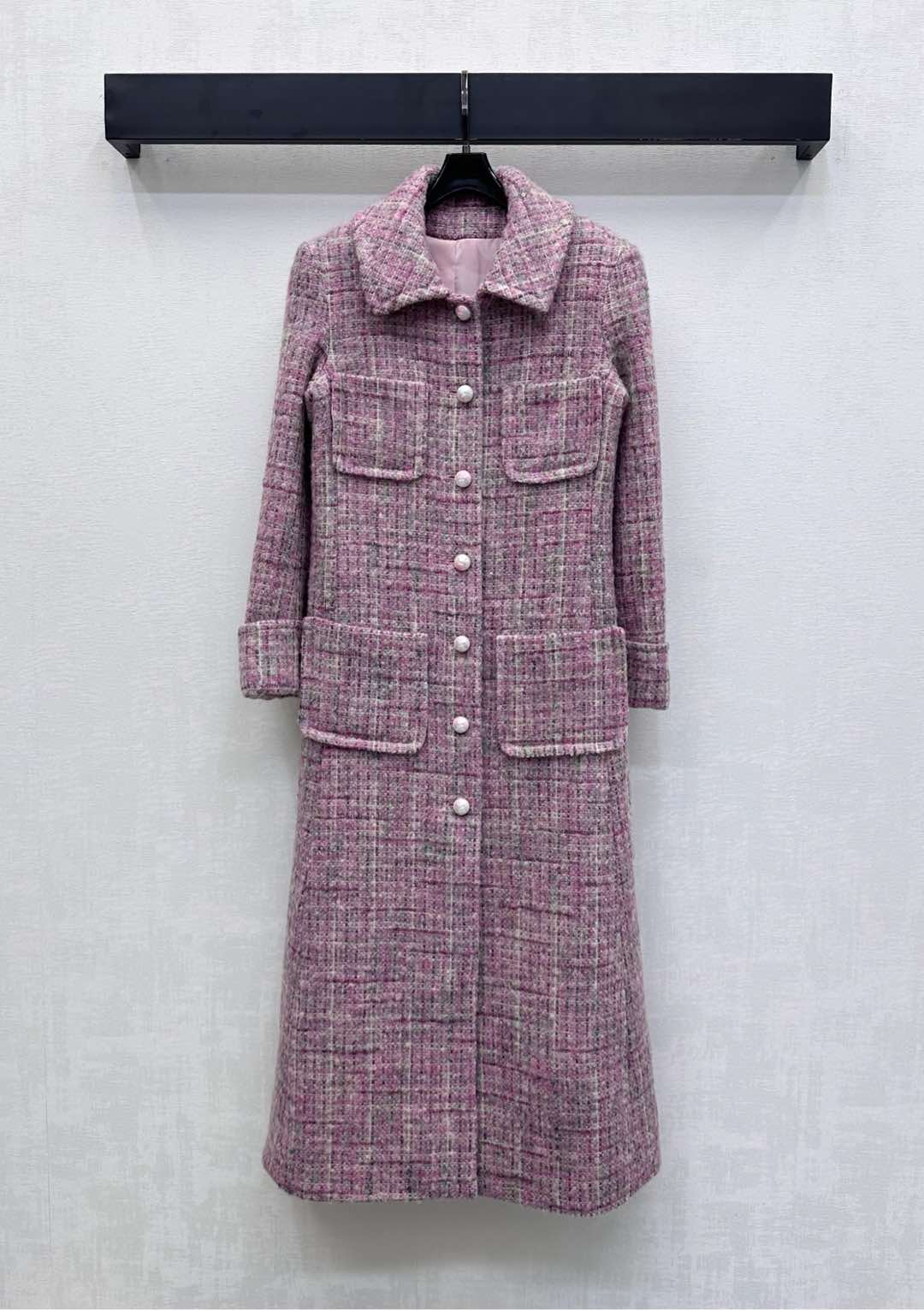 NO:564556,Chane*2025 new arrivals plaid tweed dress coat customized YB imported slub wool material. The texture is delicate and obvious. The texture is high-end. The tweed fabric creates a model of small fragrance. The whole body is interwoven with pink, white and black threads. The woven elements are combined with symmetrical pocket decoration to highlight the brand tone. The double C logo round button at the placket is fully printed with a dark pattern jacquard lining to echo the brand tone. Development of surface accessories. Long lapel jacket tailoring. The first choice for autumn and winter wear.  High version 36 38 40,,chanel,jackets & coats,alexander wang19860909Chane*2025新品上架格纹粗花呢洋装大衣定制YB进口粗纺羊毛呢材质 肌理细腻明显 质感高级上乘 粗花毛呢面料塑造小香风典范 通体粉白黑线交织编织元素 配合对称口袋装饰 彰显品牌调性 开襟双C徽标圆扣满印暗纹提花内衬呼应 彰显品牌调性 面辅料开发 翻领长款外套剪裁 秋冬穿搭首选  高版本36 38 40,,chanel,jackets & coats,alexander wang,Women's clothing