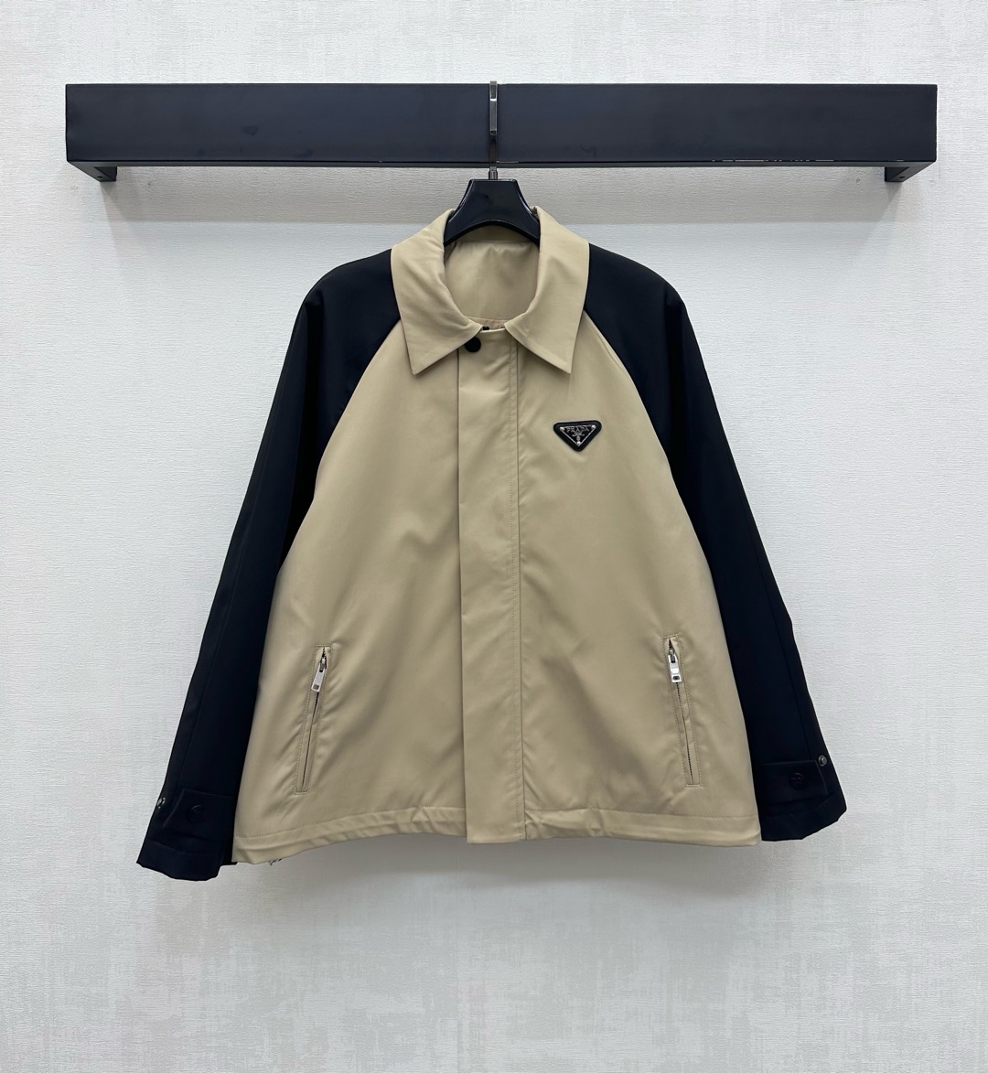 NO:564570,Prad*2025 new products are on the shelves, contrasting color jackets and coats are made of imported YB twill cotton material, crisp, comfortable and stylish. The body is light khaki color, the hands and sleeves are black splicing design, adding layering to the look. Suitable for autumn and winter Maillard casual wear. The iconic metal triangle logo decoration on the chest highlights the brand tone. Fabric accessories development. Drop shoulder lapel jacket tailoring. Presents casual college old money style. Fashionable and western style. High version, prada, jackets & coats,jackets &  coats,alexander wang19860909Prad*2025新品上架撞色夹克外套定制YB进口斜纹棉材质 挺括舒适有型 大身浅卡其配色手袖黑色拼接设计 增添造型层次感 适配秋冬美拉德休闲穿搭 胸前点缀标志性金属三角徽标装饰 彰显品牌调性 面辅料开发 落肩翻领夹克外套剪裁 呈现随性学院老钱风格 穿搭时髦洋气 高版本,,prada,jackets & coats,jackets & coats,alexander wang,Women's clothing