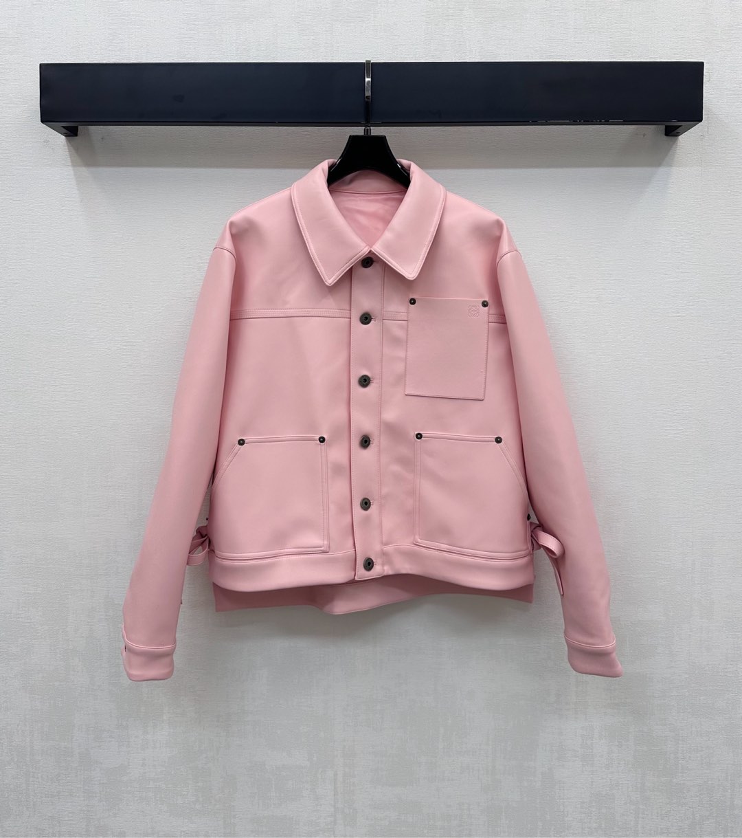 NO:564540,Loew*2025 new arrival lapel leather jacket customized YB imported environmentally friendly washed leather material with fine texture and clear texture embellished with engraved totem pockets on the chest to highlight the brand tone Short front and back long hem drawstring details on both sides add layering to the look Development of fabric accessories Lapel jacket tailoring presents a casual and free style A must-have outfit for sweet and cool girls High version, loewe,jackets & coats,jackets & coats,leather  jacket,alexander wang19860909Loew*2025新品上架翻领皮衣夹克定制YB进口环保水洗皮材质 质感细腻纹理清晰 胸前点缀刻印图腾口袋装饰 彰显品牌调性 前短后长下摆两侧抽绳细节设计 增添造型层次感 面辅料开发 翻领夹克外套剪裁 呈现随性自由的穿搭风格 甜酷女孩必备穿搭 高版本,,loewe,jackets & coats,jackets & coats,leather jacket,alexander wang,Women's clothing