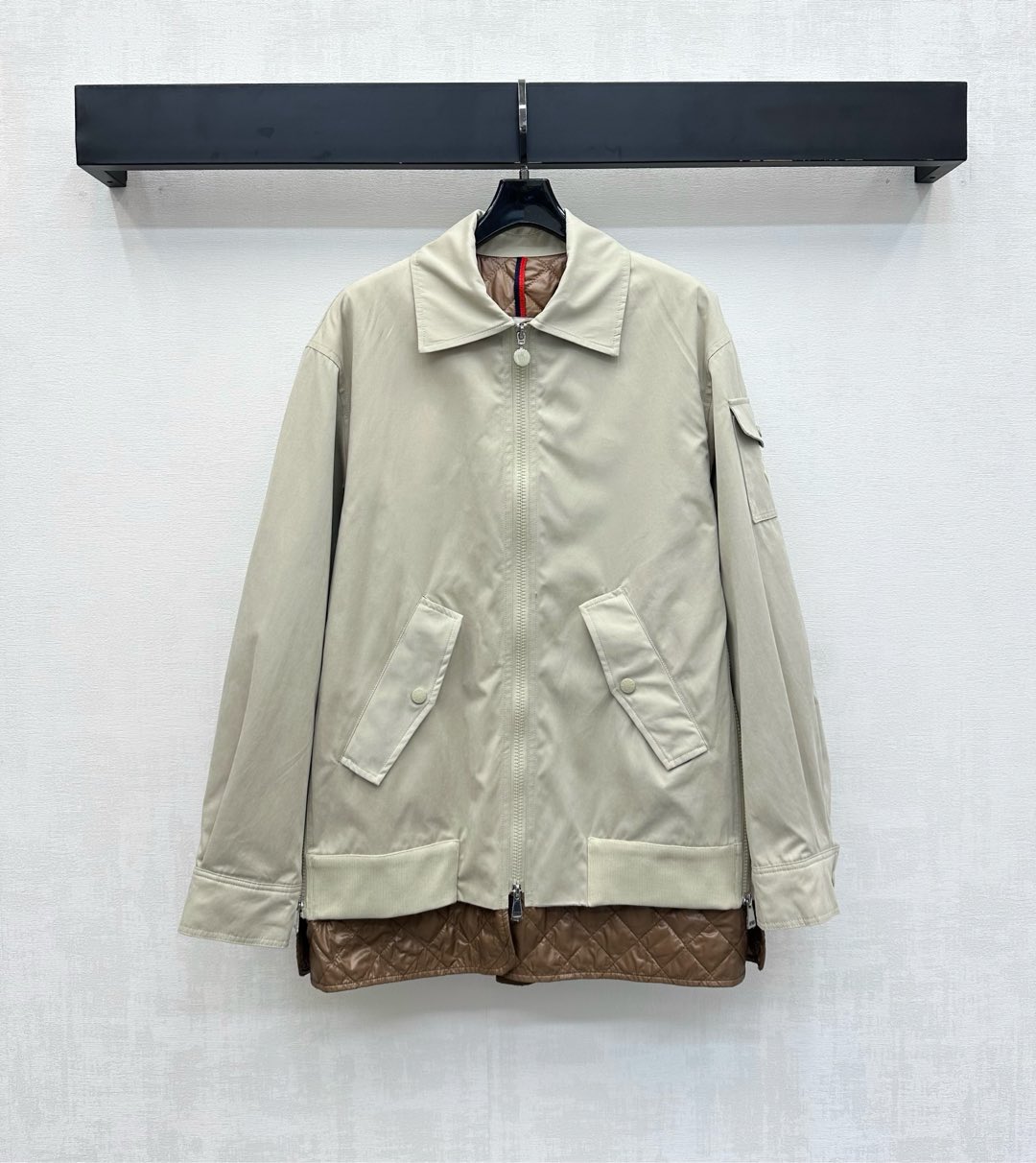 NO:565619,Moncle*2025 new products are on the shelves. The quilted fake two-piece jacket is made of YB imported twill cotton nylon material. It is crisp and stylish. The inner rhombus is filled with down cotton. The whole is light and warm. The fake two-piece splicing design is used. The double collision of color fabrics adds a sense of layering. Iconic badge decoration is embellished on the sleeve side to highlight the brand tone. Surface accessories development. Lapel zipper jacket tailoring. Mid-length micro-A silhouette. Fashionable and relaxed autumn and winter wear.  High version 2 colors 1-3,,jackets & coats,down jacket,alexander wang19860909Moncle*2025新品上架夹棉假两件外套定制YB进口斜纹全棉尼龙材质 挺括有型 内里菱格配合羽绒棉填充 整体轻盈保暖 沿用假两件拼接设计 颜色面料双重碰撞 增添造型层次感 袖侧点缀标志性徽章装饰 彰显品牌调性 面辅料开发 翻领拉链外套剪裁 中长微A廓形版型 秋冬穿搭时髦松弛 高版本2色1-3,,jackets & coats,down jacket,alexander wang,Women's clothing