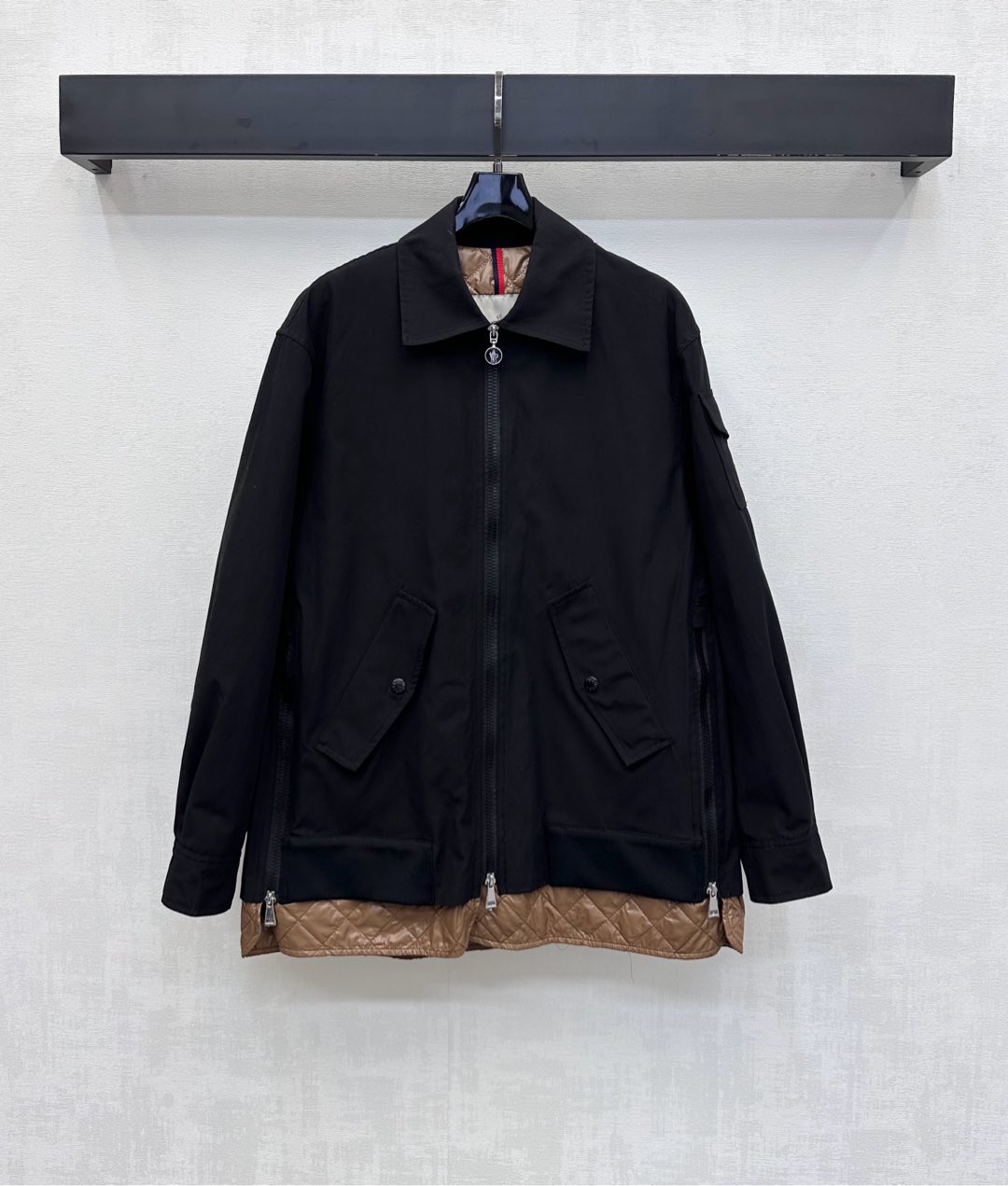 NO:565611,Moncle*2025 new products are on the shelves. The quilted fake two-piece jacket is made of YB imported twill cotton nylon material. It is crisp and stylish. The inner rhombus is filled with down cotton. The whole is light and warm. The fake two-piece splicing design is used. The double collision of color fabrics adds a sense of layering. Iconic badge decoration is embellished on the sleeve side to highlight the brand tone. Surface accessories development. Lapel zipper jacket tailoring. Mid-length micro-A silhouette. Fashionable and relaxed autumn and winter wear.  High version 2 colors 1-3,,jackets & coats,down jacket,alexander wang19860909Moncle*2025新品上架夹棉假两件外套定制YB进口斜纹全棉尼龙材质 挺括有型 内里菱格配合羽绒棉填充 整体轻盈保暖 沿用假两件拼接设计 颜色面料双重碰撞 增添造型层次感 袖侧点缀标志性徽章装饰 彰显品牌调性 面辅料开发 翻领拉链外套剪裁 中长微A廓形版型 秋冬穿搭时髦松弛 高版本2色1-3,,jackets & coats,down jacket,alexander wang,Women's clothing