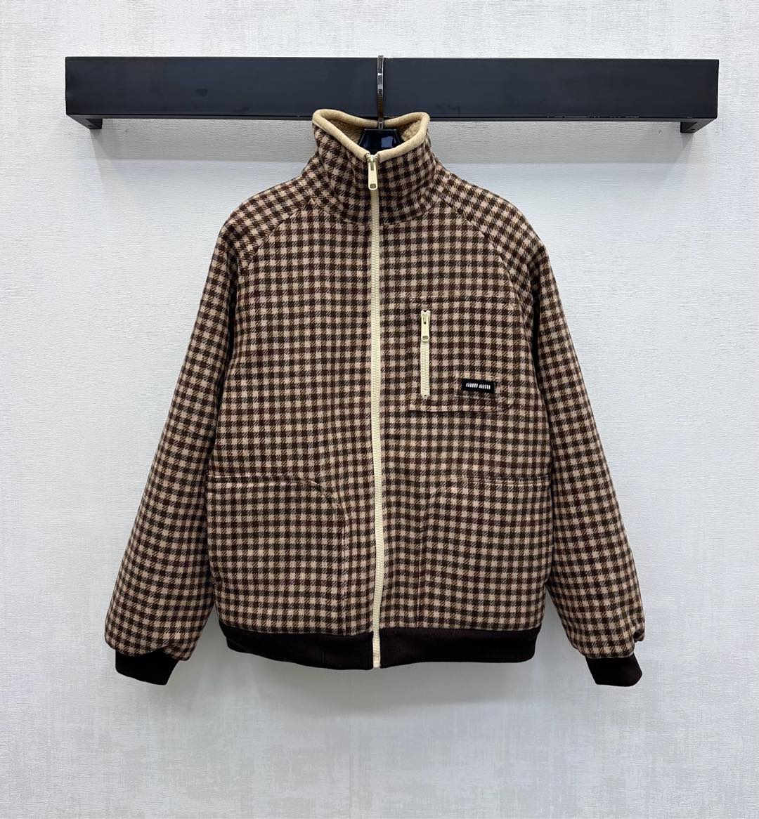 NO:568523,Miumi*2025 new arrivals plaid velvet stand-up collar jacket made of YB imported sheep wool and lambswool material. It has a high-end texture and is stylish. The outer layer is covered with brown plaid elements. The inner lamb plush splicing process adds a sense of layering to the look. The iconic fabric letter logo is embellished on the chest to highlight the brand tone. The fold-down collar edge is fashionable and cute with Teddy lamb curls. The development of surface accessories. Lapel zipper jacket tailoring. Fashionable and relaxed autumn and winter outfits.  high version,,miumiu,jackets & coats,alexander wang19860909Miumi*2025新品上架格纹夹绒立领外套定制YB进口绵羊毛羊羔绒材质 质感高级穿搭有型 外层棕色系格纹满铺元素 内里羊羔毛绒拼接处理 增添造型层次感 胸前点缀标志性布贴字母徽标 彰显品牌调性 翻折领边泰迪羊羔卷绒毛时尚可爱 面辅料开发 翻领拉链外套剪裁 秋冬穿搭时髦松弛  高版本,,miumiu,jackets & coats,alexander wang,Women's clothing