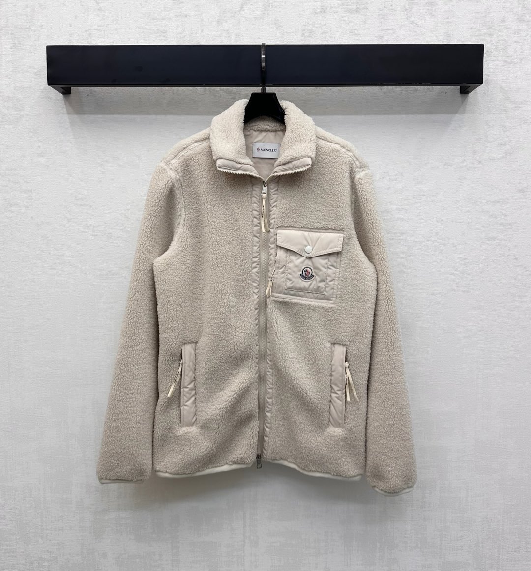 NO:565638,Moncle*2025 new products are on the shelves. Teddy plush cotton jacket is made of YB imported Teddy plush material. The whole body is covered with the same color stitching design and the zipper adjustment process adds a layered look. The nylon flap pocket on the chest is decorated with the iconic badge to highlight the brand tone. The development of surface accessories. Stand collar lapel cotton jacket tailoring. The first choice for autumn and winter wear. High version 3 colors 1-3, jackets & coats, alexander wang19860909Moncle*2025新品上架泰迪毛绒棉服外套定制YB进口泰迪毛绒材质 通体同色系包边拼接设计配合开襟拉链调节处理 增添造型层次感 胸前尼龙翻盖口袋点缀标志性徽章装饰 彰显品牌调性 面辅料开发 立领翻领棉服外套剪裁 秋冬穿搭首选  高版本3色1-3,,jackets & coats,alexander wang,Women's clothing