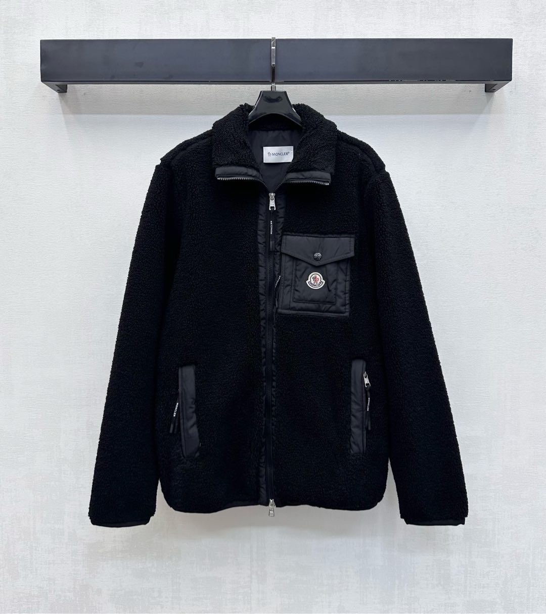 NO:565609,Moncle*2025 new products are on the shelves. Teddy plush cotton jacket is made of YB imported Teddy plush material. The whole body is covered with the same color stitching design and the zipper adjustment process adds a layered look. The nylon flap pocket on the chest is decorated with the iconic badge to highlight the brand tone. The development of surface accessories. Stand collar lapel cotton jacket tailoring. The first choice for autumn and winter wear. High version 3 colors 1-3, jackets & coats, alexander wang19860909Moncle*2025新品上架泰迪毛绒棉服外套定制YB进口泰迪毛绒材质 通体同色系包边拼接设计配合开襟拉链调节处理 增添造型层次感 胸前尼龙翻盖口袋点缀标志性徽章装饰 彰显品牌调性 面辅料开发 立领翻领棉服外套剪裁 秋冬穿搭首选  高版本3色1-3,,jackets & coats,alexander wang,Women's clothing