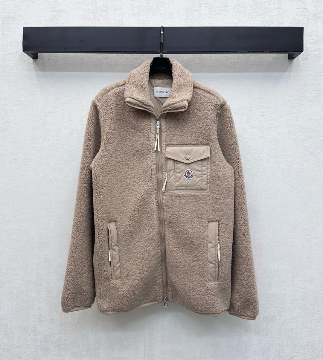 NO:565616,Moncle*2025 new products are on the shelves. Teddy plush cotton jacket is made of YB imported Teddy plush material. The whole body is covered with the same color stitching design and the zipper adjustment process adds a layered look. The nylon flap pocket on the chest is decorated with the iconic badge to highlight the brand tone. The development of surface accessories. Stand collar lapel cotton jacket tailoring. The first choice for autumn and winter wear. High version 3 colors 1-3, jackets & coats, alexander wang19860909Moncle*2025新品上架泰迪毛绒棉服外套定制YB进口泰迪毛绒材质 通体同色系包边拼接设计配合开襟拉链调节处理 增添造型层次感 胸前尼龙翻盖口袋点缀标志性徽章装饰 彰显品牌调性 面辅料开发 立领翻领棉服外套剪裁 秋冬穿搭首选  高版本3色1-3,,jackets & coats,alexander wang,Women's clothing