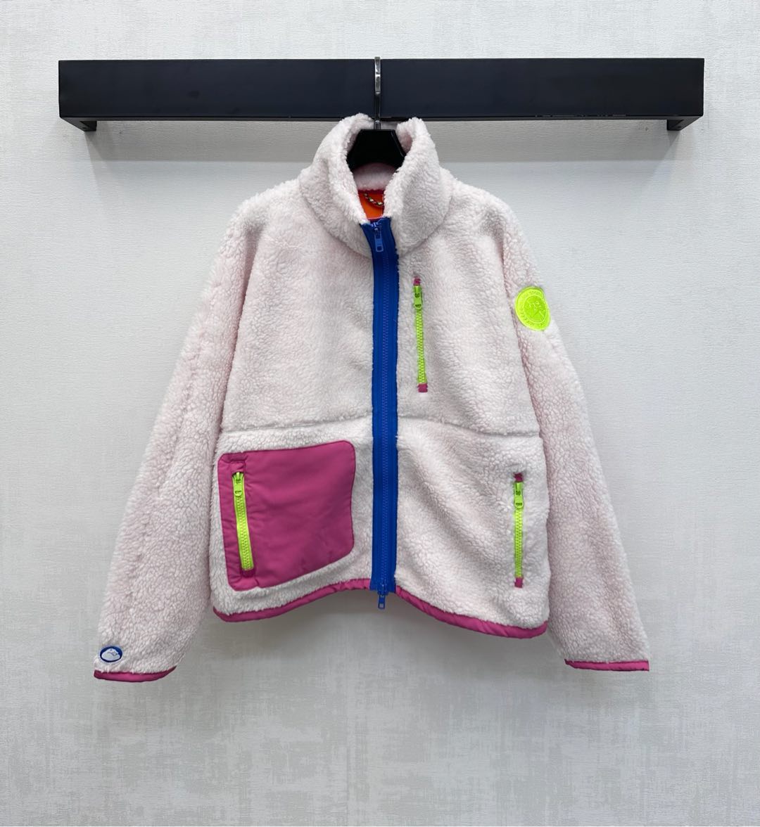 NO:568418,Canada goos*2025 new products are on the shelves. Teddy plush jacket is made of custom YB imported Teddy plush material. Warm, comfortable and stylish. The zipper is used to adjust and is decorated with asymmetrical nylon pockets on one side to add layering to the look. Iconic embroidered badges are embellished on the sleeve sides to highlight the brand tone. Decorated with colorful splicing design to make it fashionable. Development of surface accessories. Stand collar lapel zipper jacket tailoring. The first choice for autumn and winter wear. High version, jackets & coats, alexander wang19860909Canada goos*2025新品上架泰迪毛绒外套定制YB进口泰迪毛绒材质 保暖舒适有型 沿用开襟拉链调节配合单侧不对称尼龙口袋装饰 增添造型层次感 袖侧点缀标志性刺绣徽章 彰显品牌调性 饰以彩色拼接设计出彩时髦 面辅料开发 立领翻领拉链外套剪裁 秋冬穿搭首选 高版本,,jackets & coats,alexander wang,Women's clothing