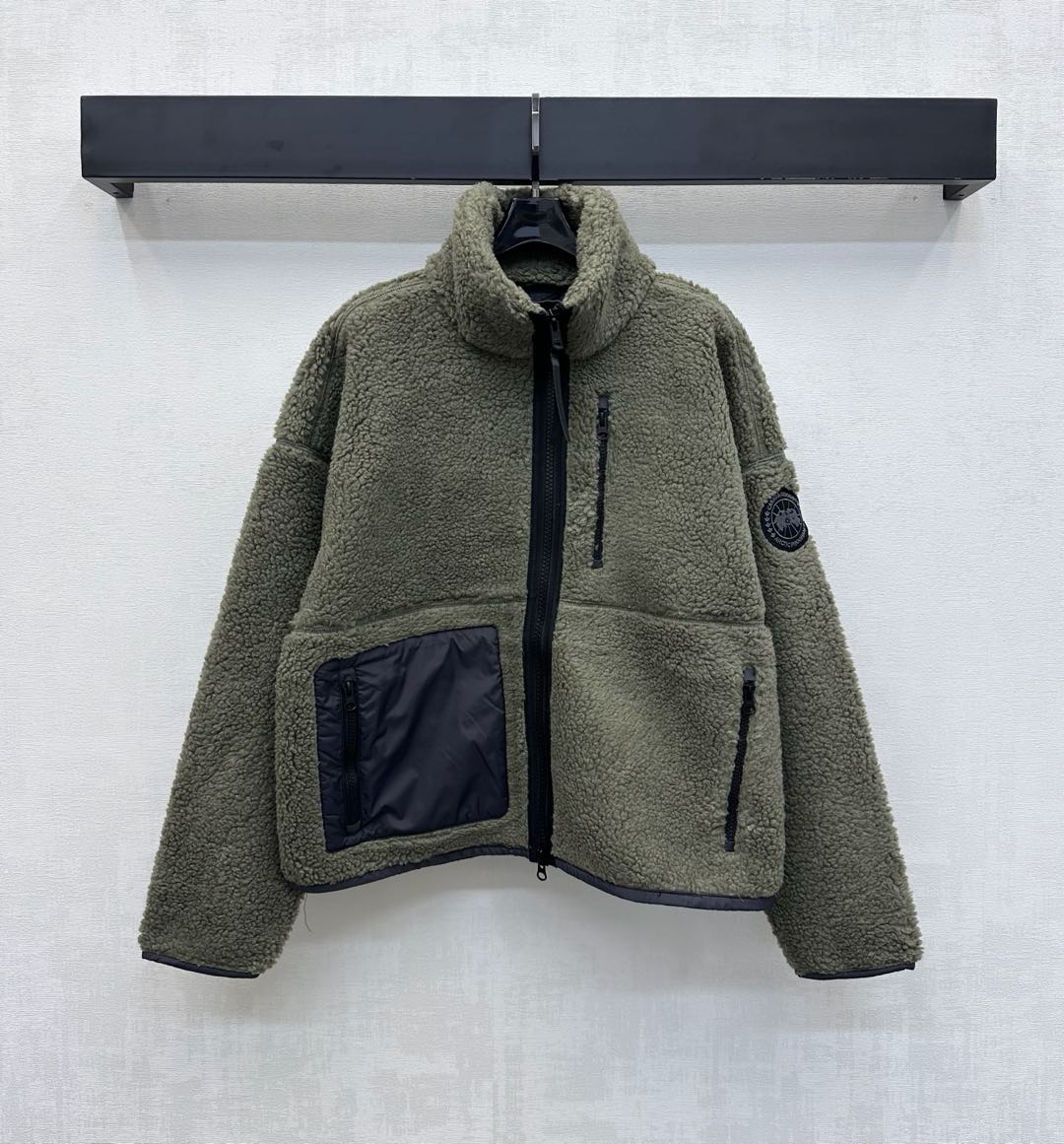 NO:568444,Canada goos*2025 new products are on the shelves. Teddy plush jackets are made of YB imported Teddy plush material. Warm, comfortable and stylish. The placket zipper adjustment is used with one-sided asymmetrical nylon pocket decoration to add layering to the look. Iconic embroidered badges are embellished on the sleeves to highlight the brand tone. The overall silhouette is straight and furry with a retro accent. Surface and accessories development. Stand-up lapel zipper jacket tailoring. The first choice for autumn and winter wear. High version 4 colors, jackets & coats, alexander  wang19860909Canada goos*2025新品上架泰迪毛绒外套定制YB进口泰迪毛绒材质 保暖舒适有型 沿用开襟拉链调节配合单侧不对称尼龙口袋装饰 增添造型层次感 袖侧点缀标志性刺绣徽章 彰显品牌调性 整体廓形立挺毛茸茸手感 复古腔调十足 面辅料开发 立领翻领拉链外套剪裁 秋冬穿搭首选 高版本4色,,jackets & coats,alexander wang,Women's clothing