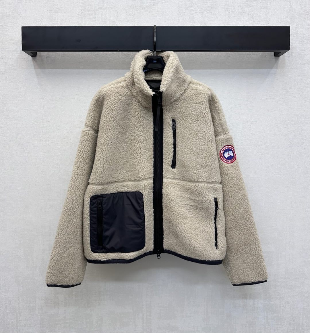 NO:568428,Canada goos*2025 new products are on the shelves. Teddy plush jackets are made of YB imported Teddy plush material. Warm, comfortable and stylish. The placket zipper adjustment is used with one-sided asymmetrical nylon pocket decoration to add layering to the look. Iconic embroidered badges are embellished on the sleeves to highlight the brand tone. The overall silhouette is straight and furry with a retro accent. Surface and accessories development. Stand-up lapel zipper jacket tailoring. The first choice for autumn and winter wear. High version 4 colors, jackets & coats, alexander  wang19860909Canada goos*2025新品上架泰迪毛绒外套定制YB进口泰迪毛绒材质 保暖舒适有型 沿用开襟拉链调节配合单侧不对称尼龙口袋装饰 增添造型层次感 袖侧点缀标志性刺绣徽章 彰显品牌调性 整体廓形立挺毛茸茸手感 复古腔调十足 面辅料开发 立领翻领拉链外套剪裁 秋冬穿搭首选 高版本4色,,jackets & coats,alexander wang,Women's clothing