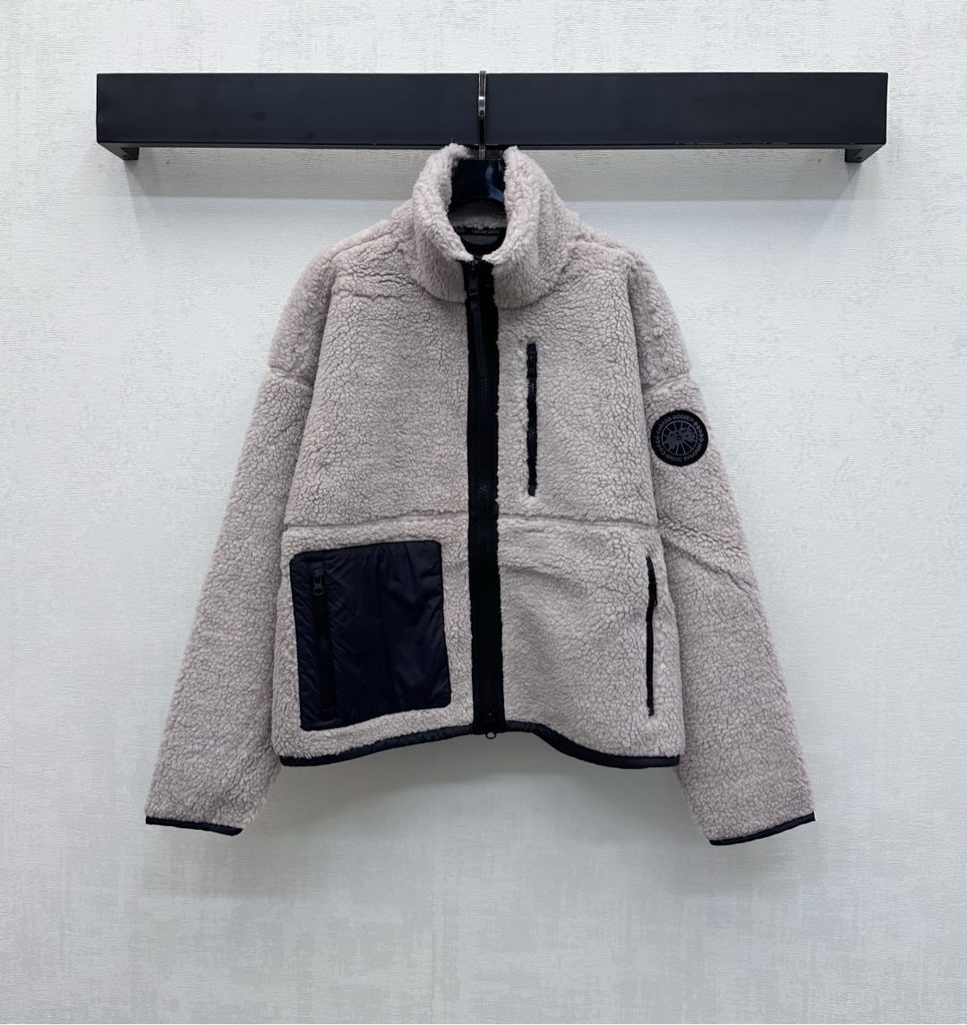 NO:568454,Canada goos*2025 new products are on the shelves. Teddy plush jackets are made of YB imported Teddy plush material. Warm, comfortable and stylish. The placket zipper adjustment is used with one-sided asymmetrical nylon pocket decoration to add layering to the look. Iconic embroidered badges are embellished on the sleeves to highlight the brand tone. The overall silhouette is straight and furry with a retro accent. Surface and accessories development. Stand-up lapel zipper jacket tailoring. The first choice for autumn and winter wear. High version 4 colors, jackets & coats, alexander  wang19860909Canada goos*2025新品上架泰迪毛绒外套定制YB进口泰迪毛绒材质 保暖舒适有型 沿用开襟拉链调节配合单侧不对称尼龙口袋装饰 增添造型层次感 袖侧点缀标志性刺绣徽章 彰显品牌调性 整体廓形立挺毛茸茸手感 复古腔调十足 面辅料开发 立领翻领拉链外套剪裁 秋冬穿搭首选 高版本4色,,jackets & coats,alexander wang,Women's clothing