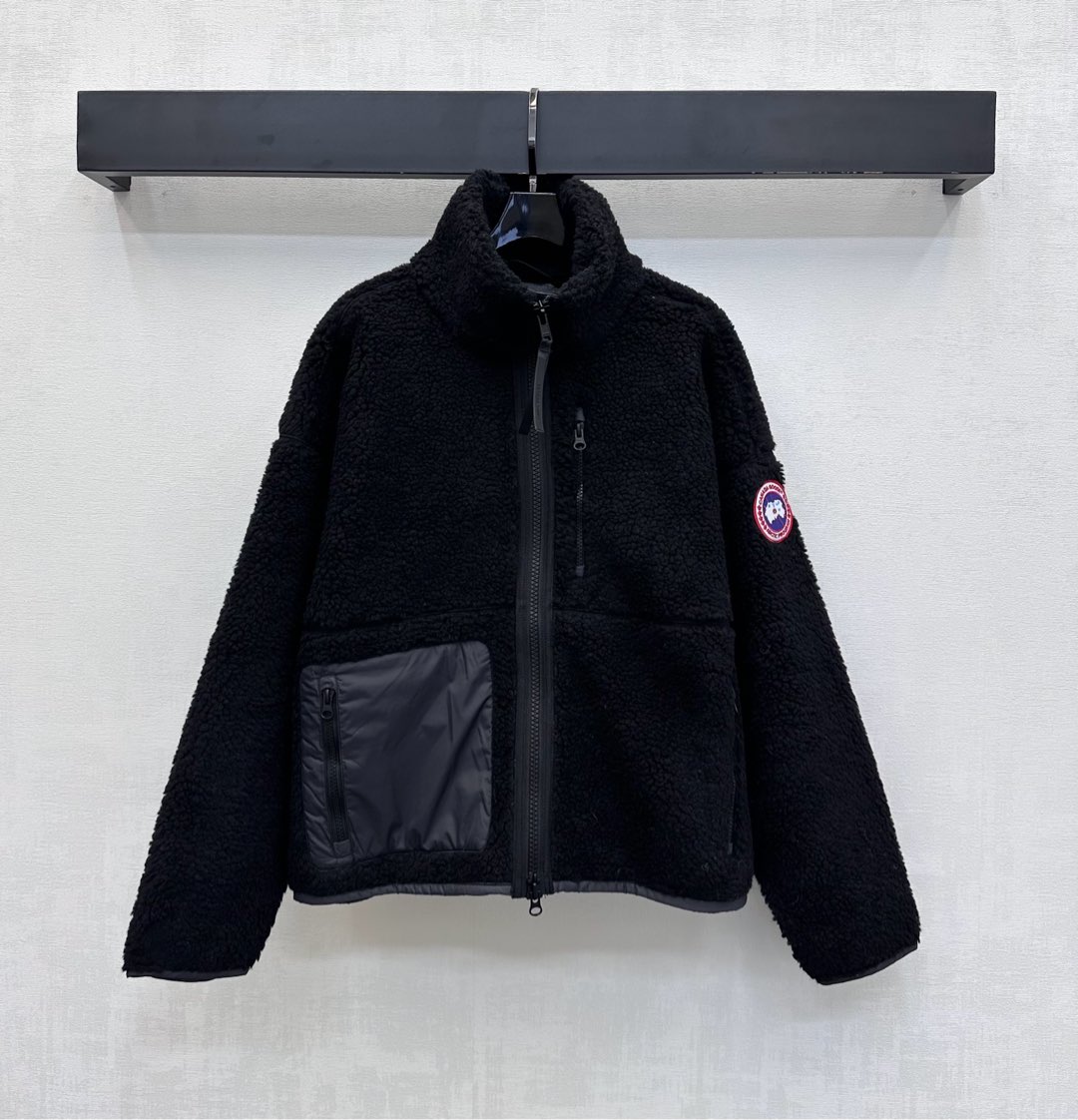 NO:568438,Canada goos*2025 new products are on the shelves. Teddy plush jackets are made of YB imported Teddy plush material. Warm, comfortable and stylish. The placket zipper adjustment is used with one-sided asymmetrical nylon pocket decoration to add layering to the look. Iconic embroidered badges are embellished on the sleeves to highlight the brand tone. The overall silhouette is straight and furry with a retro accent. Surface and accessories development. Stand-up lapel zipper jacket tailoring. The first choice for autumn and winter wear. High version 4 colors, jackets & coats, alexander  wang19860909Canada goos*2025新品上架泰迪毛绒外套定制YB进口泰迪毛绒材质 保暖舒适有型 沿用开襟拉链调节配合单侧不对称尼龙口袋装饰 增添造型层次感 袖侧点缀标志性刺绣徽章 彰显品牌调性 整体廓形立挺毛茸茸手感 复古腔调十足 面辅料开发 立领翻领拉链外套剪裁 秋冬穿搭首选 高版本4色,,jackets & coats,alexander wang,Women's clothing