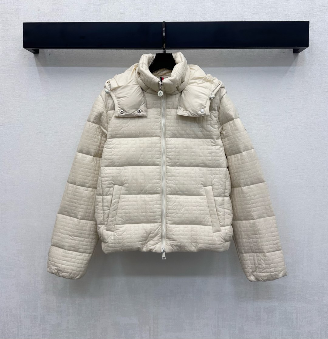 NO:567508,Comes with dust bag  Down filling standard: national standard 90 down. Down filling: white goose down. High version 2 colors, jackets & coats, down jacket, hats, alexander wang19860909配防尘袋Moncle*2025新品上架拆卸连帽压纹羽绒外套定制YB进口防风防水尼龙材质 内里白鹅绒填充 整件轻盈保暖 沿用长方格压纹穿插凹凸曲字形走线设计 增添造型层次感 手臂外侧点缀标志性徽标贴布装饰 彰显品牌调性 面辅料开发 连帽拉链外套剪裁 秋冬穿搭首选 集保暖与时髦一体 充绒标准:国标90绒 充绒物:白鹅绒  高版本2色,,jackets & coats,down jacket,hats,alexander wang,Women's clothing