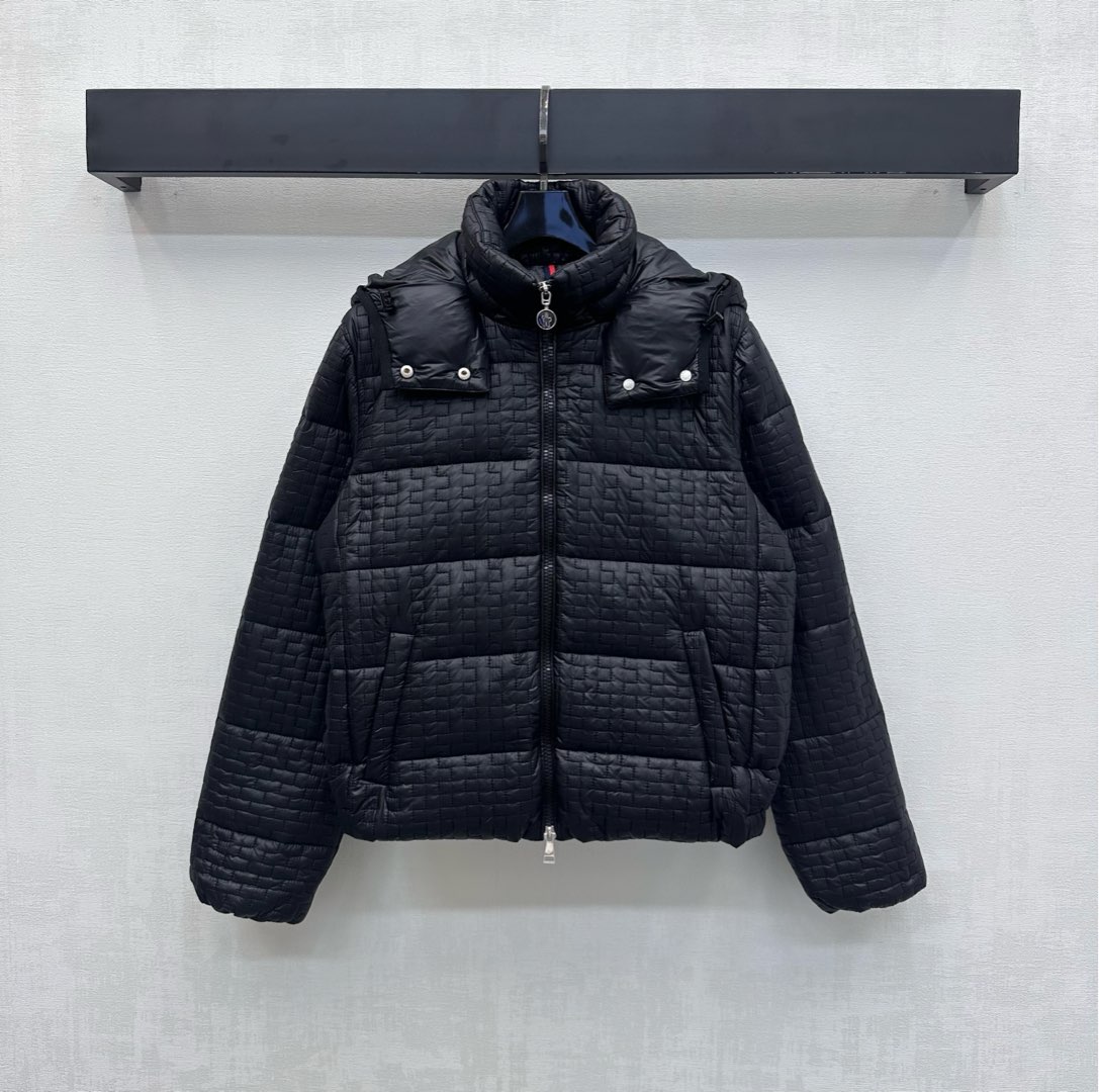 NO:567503,Comes with dust bag  Down filling standard: national standard 90 down. Down filling: white goose down. High version 2 colors, jackets & coats, down jacket, hats, alexander wang19860909配防尘袋Moncle*2025新品上架拆卸连帽压纹羽绒外套定制YB进口防风防水尼龙材质 内里白鹅绒填充 整件轻盈保暖 沿用长方格压纹穿插凹凸曲字形走线设计 增添造型层次感 手臂外侧点缀标志性徽标贴布装饰 彰显品牌调性 面辅料开发 连帽拉链外套剪裁 秋冬穿搭首选 集保暖与时髦一体 充绒标准:国标90绒 充绒物:白鹅绒  高版本2色,,jackets & coats,down jacket,hats,alexander wang,Women's clothing