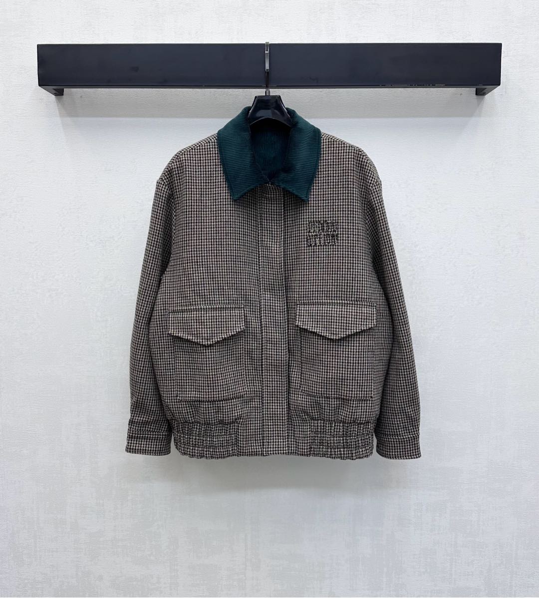 NO:566464,Miumi*2025 new arrivals Corduroy collar jacket made of imported YB worsted wool material. Stiff and stylish. All-over brown plaid woven wool texture. Decorated with large-capacity pockets on both sides to add layering to the look. The corduroy splicing design on the collar echoes the lining cuffs to enrich the visual effect. The iconic letter logo decoration on the chest highlights the brand tone. Development of surface accessories. Zipper jacket tailoring. Wear casually, cool and fashionable. High version,,miumiu,jackets  & coats,jackets & coats,alexander wang19860909Miumi*2025新品上架灯芯绒领夹克外套定制YB进口精纺羊毛材质 挺括有型 通体棕色格纹编织毛呢肌理 配合两侧大容量口袋装饰 增添造型层次感 领口灯芯绒拼接设计与内衬袖口呼应 丰富视觉效果 胸前点缀标志性字母徽标装饰 彰显品牌调性 面辅料开发 拉链夹克外套剪裁 随意搭配穿搭帅酷时髦 高版本,,miumiu,jackets & coats,jackets & coats,alexander wang,Women's clothing