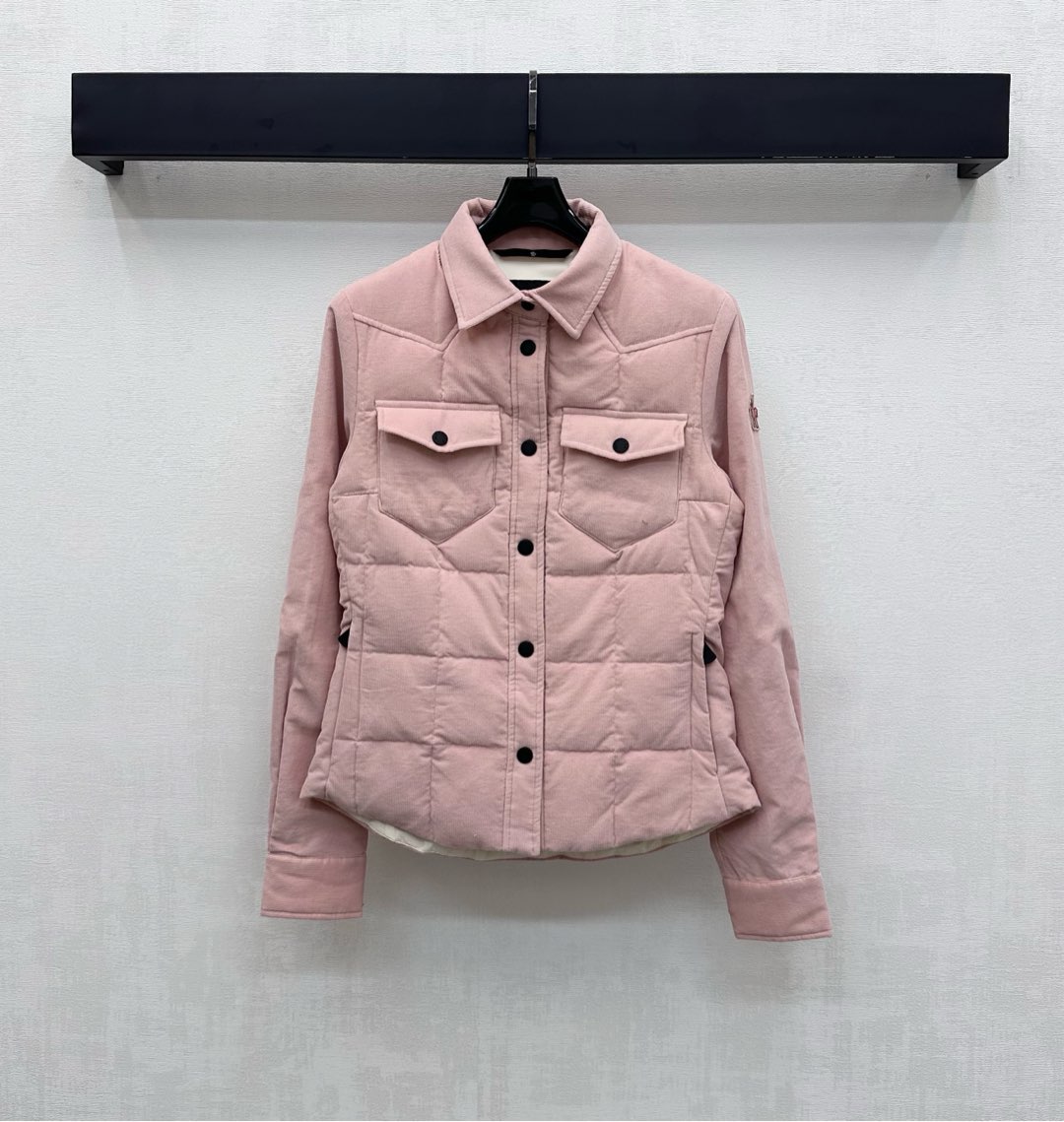 NO:567475,Moncle*2025 new product launches lapel corduroy cotton jacket. Customized YB imported corduroy material. Down cotton filling inside. The whole piece is light and warm. The torso is rectangular embossed. It is decorated with symmetrical flap pockets on the chest to add layering to the look. The iconic badge logo is embellished on the sleeve side to highlight the brand tone. Development of surface accessories. Lapel right shoulder shirt jacket tailoring. The first choice for autumn and winter wear. It integrates warmth and fashion.  High version 2 colors 1-3,,jackets & coats,shirts,down jacket,alexander wang19860909Moncle*2025新品上架翻领灯芯绒棉服外套 定制YB进口灯芯绒材质 内里羽绒棉填充 整件轻盈保暖 躯干沿用长方压纹处理 配合胸前对称翻盖口袋装饰 增添造型层次感 袖侧点缀标志性徽章徽标 彰显品牌调性 面辅料开发 翻领正肩衬衫外套剪裁 秋冬穿搭首选 集保暖与时髦一体 高版本2色1-3,,jackets & coats,shirts,down jacket,alexander wang,Women's clothing