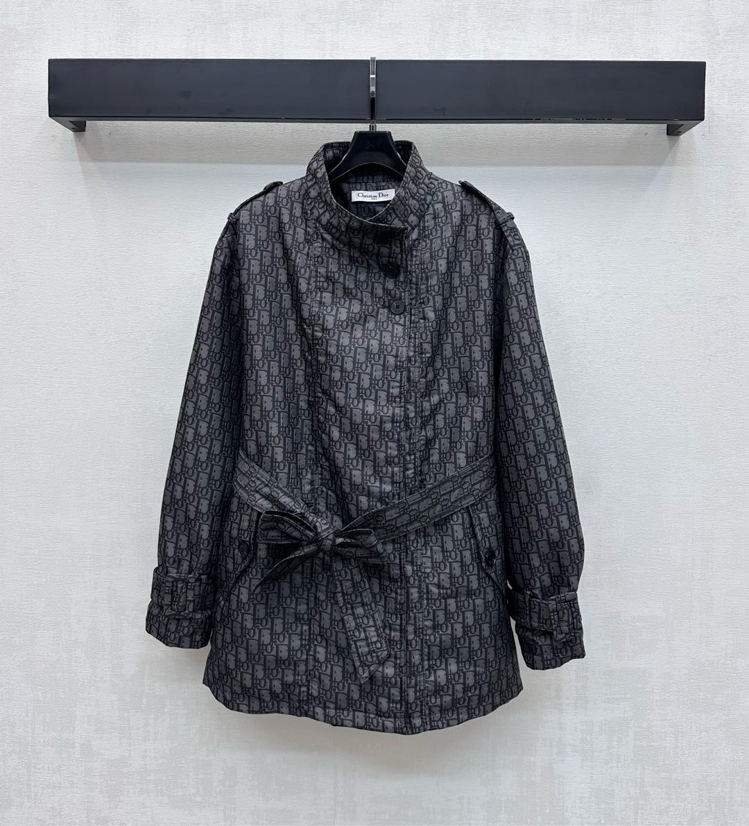 NO:566431,Dio*2025 new products are on the shelves. Jacquard belt quilted jacket is made of YB imported jacquard material. It is stiff, comfortable and stylish. The iconic letter logo jacquard elements are all over the body to highlight the brand tone. Full of old money. The placket button and shoulder strap buckle design are adjusted with the perforated belt of this fabric. Fit the human body curve and effectively divide the proportion curve. The development of surface accessories. Stand collar belt windbreaker jacket. A high-intellectual and versatile item for the season. High version, dior, jackets &  coats,alexander wang19860909Dio*2025新品上架提花腰带夹棉外套定制YB进口提花材质 挺括舒适有型 通体满铺标志性字母徽标提花元素 彰显品牌调性 老钱感十足 开襟纽扣和肩带扣设计 配合本布穿孔腰带调节处理 贴合人体曲线 有效划分比例曲线 面辅料开发 立领腰带风衣外套 一款换季高智感百搭单品 高版本,,dior,jackets & coats,alexander wang,Women's clothing