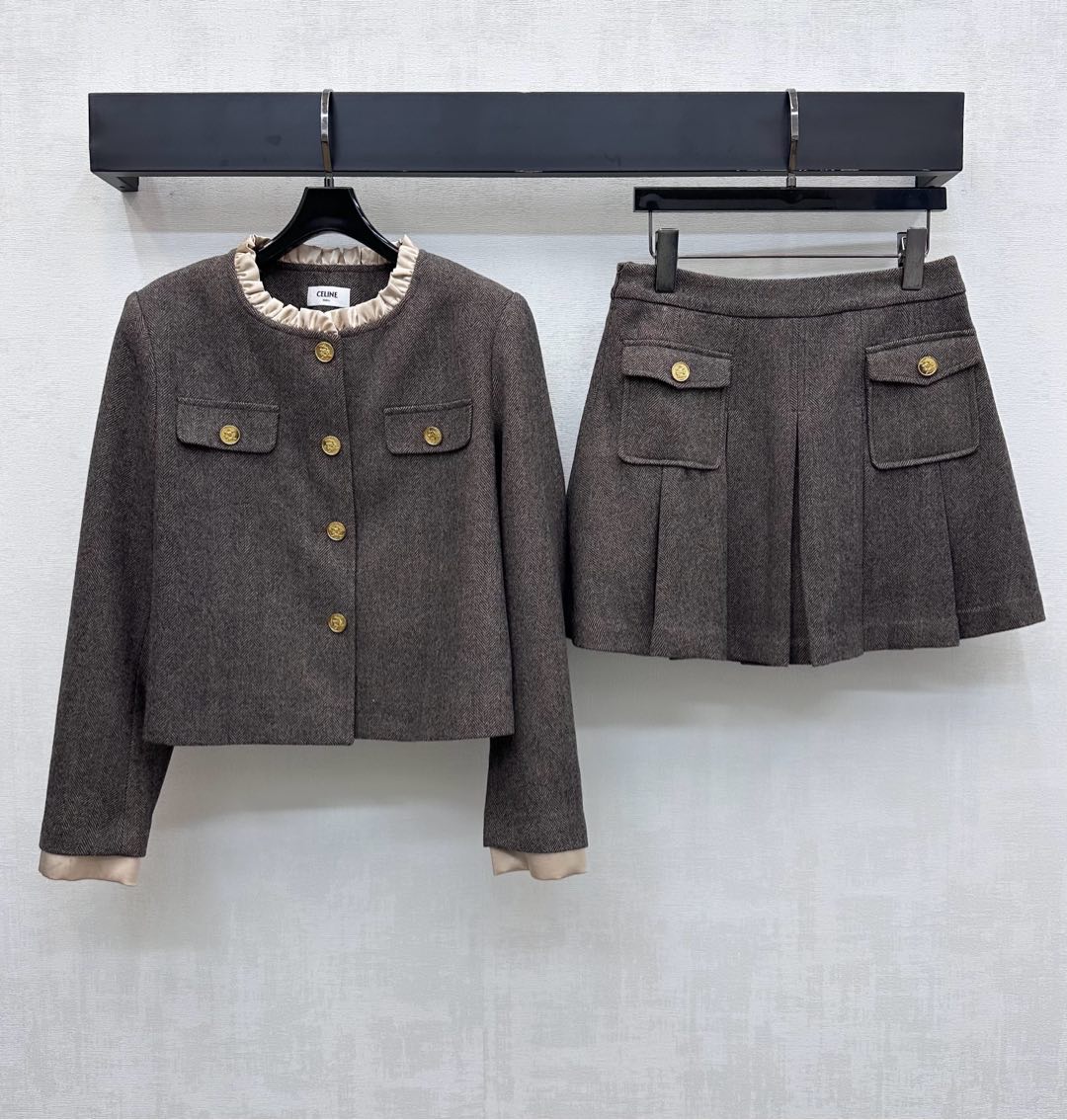 NO:566451,Celin*2025 New Arrival Dress Jacket Pleated Skirt Set Customized YB Imported Wool Wool Texture High-grade Glossy Drape Decorated with Pleated Lace Collar Splicing Design Adds Layer to the Style Straight-shoulder Cutting Easily Outlines Right-Angle Shoulder Lines Engraved Gold Buckle Adjustment Decoration on the Placket Echoes the Symmetrical Flap Pocket Highlights the Brand's Tonality Surface and Accessories Development Straight-shoulder Dress Jacket Paired with Pleated Skirt from the Same Series The Upper Body Is Modified to Include Leg Shape, The Complete Set Is High-end and Sophisticated  Meet the various needs of commuting and dating. High version,,celine,skirts,jackets & coats,alexander wang19860909Celin*2025新品上架洋装外套百褶裙套装定制YB进口羊毛呢材质 质感高级光泽垂顺 饰以褶皱花边领拼接设计 增添造型层次感 正肩版型利落裁剪轻松勾勒直角肩线条 开襟刻印金扣调节装饰呼应对称翻盖口袋 彰显品牌调性 面辅料开发 正肩洋装外套搭配同系列压褶半裙 上身修饰包容腿型 成套穿搭高级精致 满足通勤约会多种需求  高版本,,celine,skirts,jackets & coats,alexander wang,Women's clothing