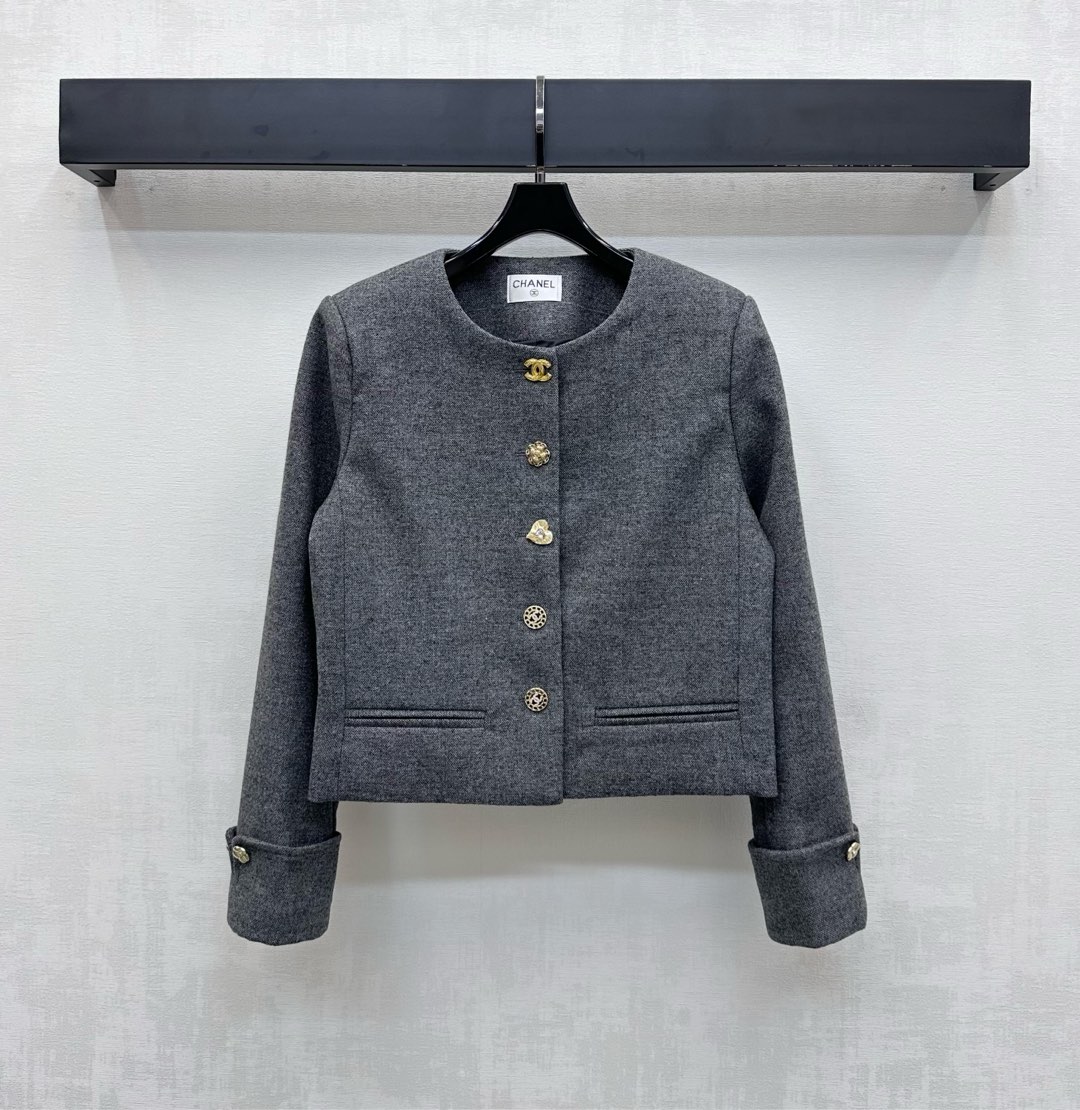 NO:566439,Chane*2025 New Arrival Round Neck Dress Wool Jacket Customized YB Imported Blended Wool Material Crisp and Stylish All-over Gray with Irregular Metal Placket Adjustment Echoing the Cuff Design Highlighting the Brand Tonality Symmetrical False Pocket Decoration Adding Layering to the Style Surface Accessories Development Straight-shoulder Round Neck Jacket Style Cutting The upper body is neatly modified to modify the figure. High-end and elegant for commuting and dating. High version, chanel, jackets & coats, alexander wang19860909Chane*2025新品上架圆领洋装羊毛外套定制YB进口混纺羊毛材质 挺括有型 通体灰色搭配不规则金属襟扣调节呼应袖口设计 彰显品牌调性 对称假口袋装饰 增添造型层次感 面辅料开发 正肩圆领外套版型剪裁 上身利落修饰身形 通勤约会穿搭高级优雅  高版本,,chanel,jackets & coats,alexander wang,Women's clothing