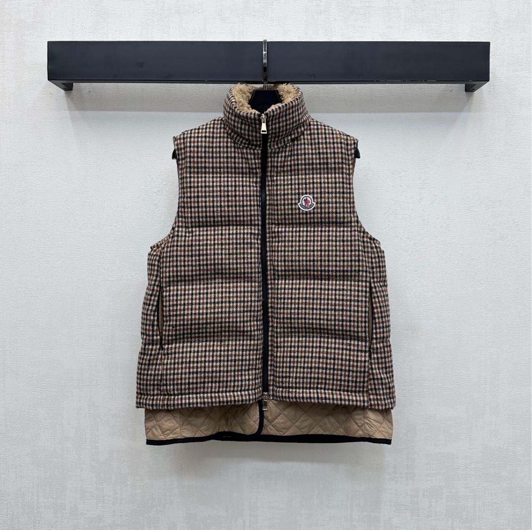 NO:566443,Comes with dust bag  Fashionable and high-end layering for autumn and winter. Down filling: white duck down. Down filling: national standard 90 high version, down jacket, alexander wang19860909配防尘袋Moncle*2025新品上架毛领格纹羽绒马甲定制YB进口精纺羊毛尼龙材质 内里白鸭绒填充 保暖舒适御寒 通体棕色格纹毛呢肌理配合内里菱格走线外层长方压纹处理 增添造型层次感 领边拼接羊羔绒设计 丰富视觉效果 胸前点缀标志性徽章装饰 彰显品牌调性 面辅料开发 立领拉链马甲剪裁 秋冬叠穿时髦高级 充绒物:白鸭绒 充绒量:国标90 高版本,,down jacket,alexander wang,Women's clothing