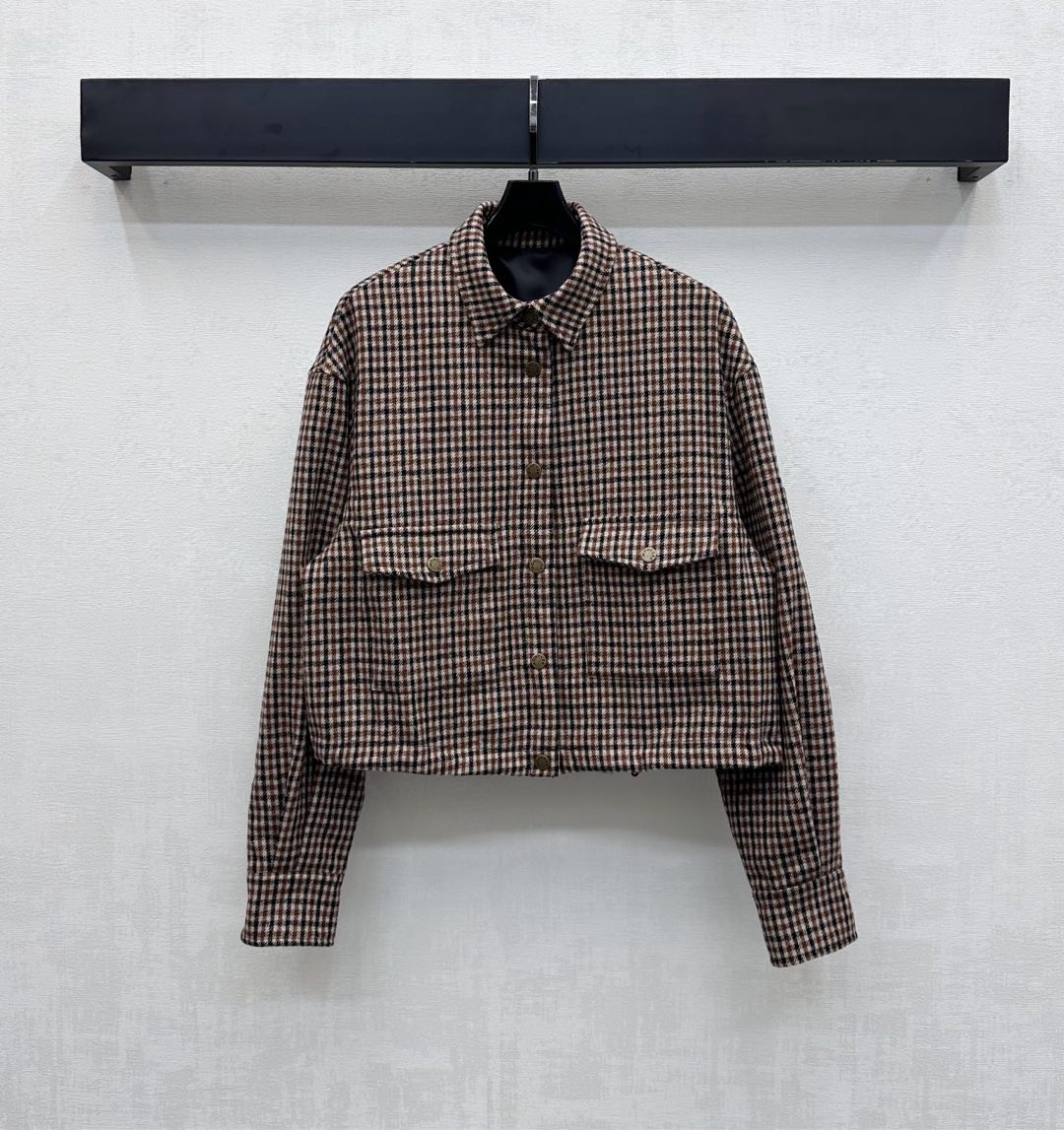 NO:566455,Moncle** 2025 new products are on the shelves. The plaid jacket is made of YB imported worsted wool. It is crisp and stylish. The whole body is brown plaid wool texture. It is designed with the letter-engraved snap button to highlight the brand tone. Symmetrical flap pocket decoration. The hem drawstring adjustment process adds a layered look. The development of fabric accessories. Lapel jacket tailoring. It can be worn casually, cool and fashionable. High version,,jackets & coats,jackets & coats,alexander wang19860909Moncle**2025新品上架格纹夹克外套定制YB进口精纺羊毛材质 挺括有型 通体棕色格纹毛呢肌理 配合开襟字母刻印按扣设计 彰显品牌调性 对称翻盖口袋装饰 下摆抽绳调节处理 增添造型层次感 面辅料开发 翻领夹克外套剪裁 随意搭配穿搭帅酷时髦 高版本,,jackets & coats,jackets & coats,alexander wang,Women's clothing